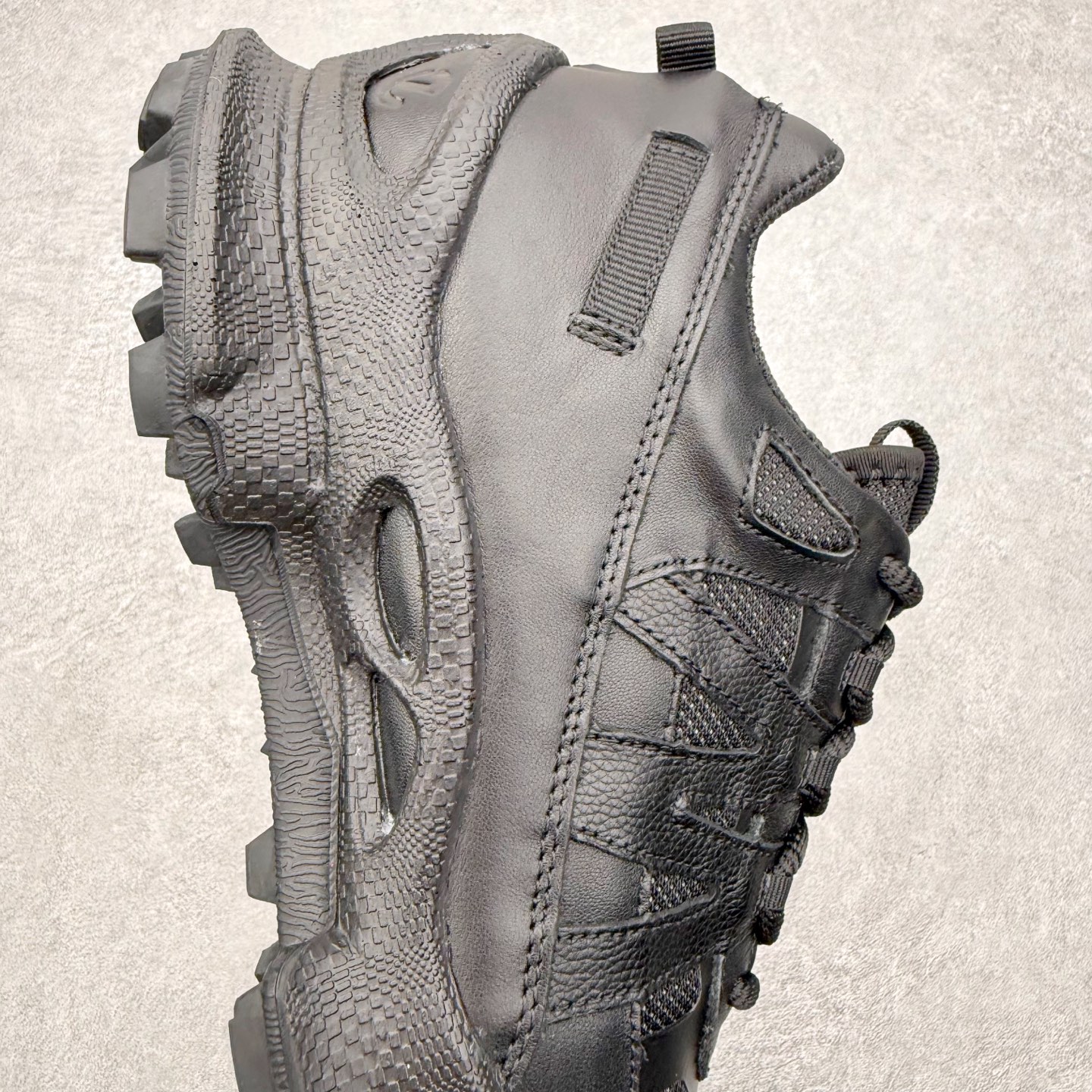 图片[6]-ECCo爱步 Biom C 时尚简约牛皮减震耐磨低帮休闲跑步鞋 ECCO以三大核心特征为依托：北欧设计风格、鞋履制作、积极的生活方式。北欧设计风格：北欧设计特点是独特、有格调、实用和简约，并且品质优良。鞋履制作：ECCO钟爱鞋履制作以及一切与鞋履制作相关的事物。积极的生活方式：ECCO的创始人希望制作出的鞋履无需磨合，即可完美贴合脚型，帮助人们享受行走的乐趣。ECCO的成功源自其产品质量和创新的技术水平，恪守“鞋遵循双足”的设计理念，将的舒适度和风格融为一体。ECCO跑遍全世界寻找创新的原料。从制革制鞋一体化的设置，源头上控制皮革质量，确保对人体无害。 尺码：38 39 40 41 42 43 44 （皮鞋码）-选品中心