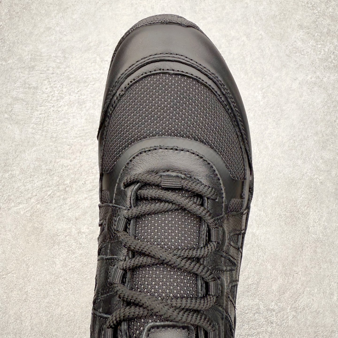 图片[4]-ECCo爱步 Biom C 时尚简约牛皮减震耐磨低帮休闲跑步鞋 ECCO以三大核心特征为依托：北欧设计风格、鞋履制作、积极的生活方式。北欧设计风格：北欧设计特点是独特、有格调、实用和简约，并且品质优良。鞋履制作：ECCO钟爱鞋履制作以及一切与鞋履制作相关的事物。积极的生活方式：ECCO的创始人希望制作出的鞋履无需磨合，即可完美贴合脚型，帮助人们享受行走的乐趣。ECCO的成功源自其产品质量和创新的技术水平，恪守“鞋遵循双足”的设计理念，将的舒适度和风格融为一体。ECCO跑遍全世界寻找创新的原料。从制革制鞋一体化的设置，源头上控制皮革质量，确保对人体无害。 尺码：38 39 40 41 42 43 44 （皮鞋码）-选品中心