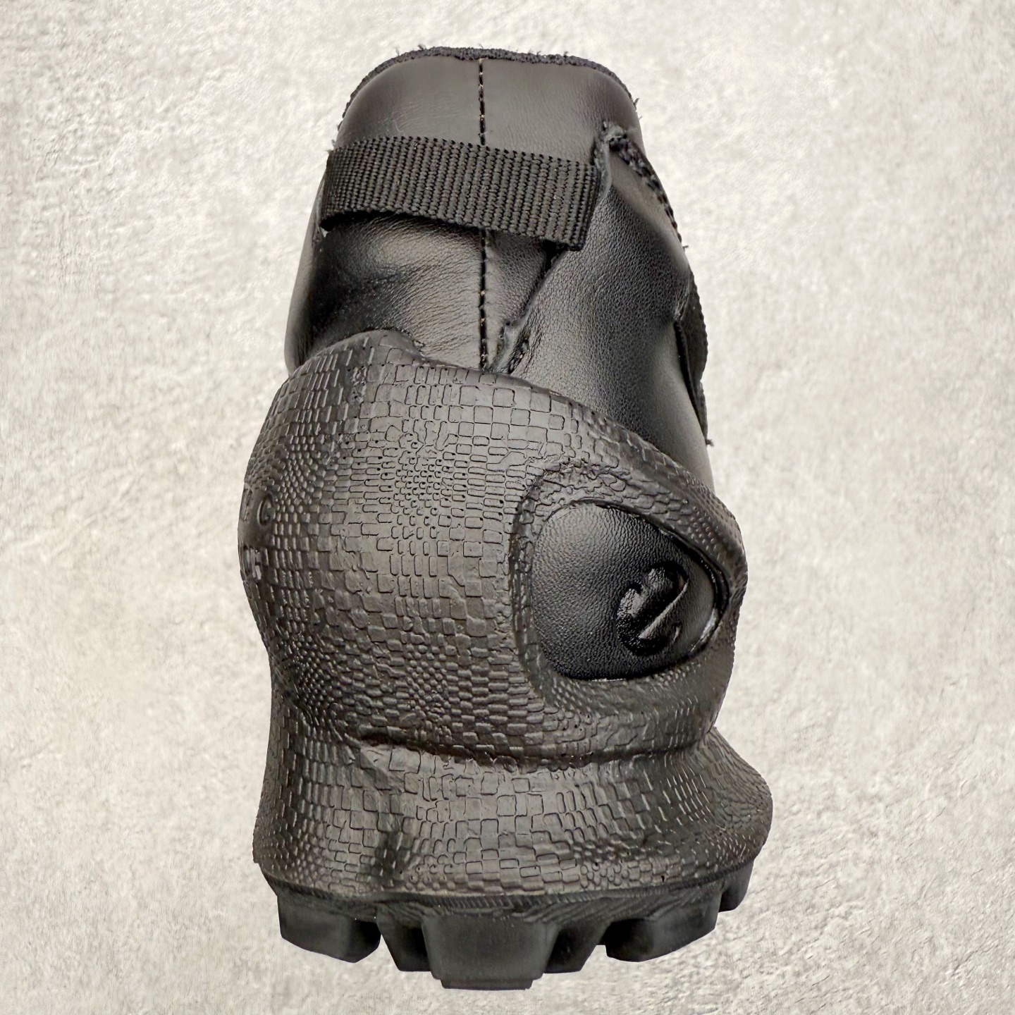 图片[8]-ECCo爱步 Biom C 时尚简约牛皮减震耐磨低帮休闲跑步鞋 ECCO以三大核心特征为依托：北欧设计风格、鞋履制作、积极的生活方式。北欧设计风格：北欧设计特点是独特、有格调、实用和简约，并且品质优良。鞋履制作：ECCO钟爱鞋履制作以及一切与鞋履制作相关的事物。积极的生活方式：ECCO的创始人希望制作出的鞋履无需磨合，即可完美贴合脚型，帮助人们享受行走的乐趣。ECCO的成功源自其产品质量和创新的技术水平，恪守“鞋遵循双足”的设计理念，将的舒适度和风格融为一体。ECCO跑遍全世界寻找创新的原料。从制革制鞋一体化的设置，源头上控制皮革质量，确保对人体无害。 尺码：38 39 40 41 42 43 44 （皮鞋码）-选品中心