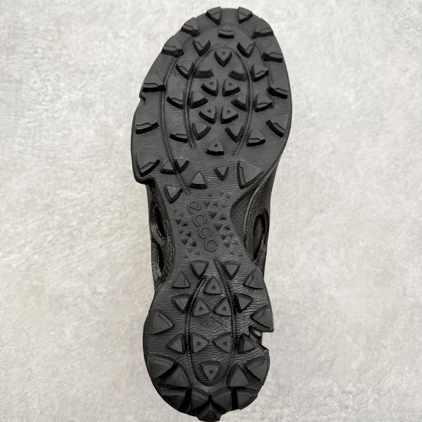 图片[9]-ECCo爱步 Biom C 时尚简约牛皮减震耐磨低帮休闲跑步鞋 ECCO以三大核心特征为依托：北欧设计风格、鞋履制作、积极的生活方式。北欧设计风格：北欧设计特点是独特、有格调、实用和简约，并且品质优良。鞋履制作：ECCO钟爱鞋履制作以及一切与鞋履制作相关的事物。积极的生活方式：ECCO的创始人希望制作出的鞋履无需磨合，即可完美贴合脚型，帮助人们享受行走的乐趣。ECCO的成功源自其产品质量和创新的技术水平，恪守“鞋遵循双足”的设计理念，将的舒适度和风格融为一体。ECCO跑遍全世界寻找创新的原料。从制革制鞋一体化的设置，源头上控制皮革质量，确保对人体无害。 尺码：38 39 40 41 42 43 44 （皮鞋码）-选品中心