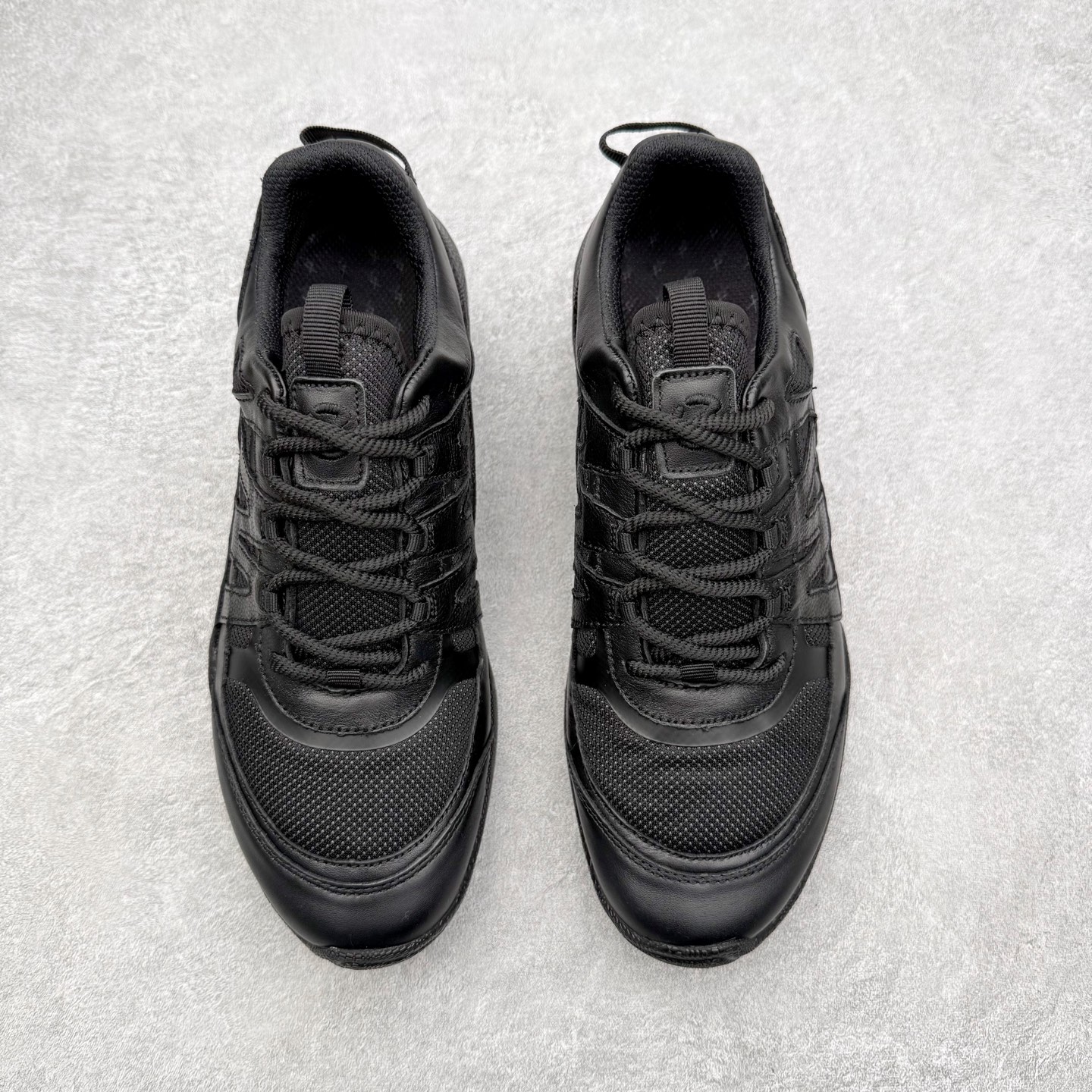 图片[2]-ECCo爱步 Biom C 时尚简约牛皮减震耐磨低帮休闲跑步鞋 ECCO以三大核心特征为依托：北欧设计风格、鞋履制作、积极的生活方式。北欧设计风格：北欧设计特点是独特、有格调、实用和简约，并且品质优良。鞋履制作：ECCO钟爱鞋履制作以及一切与鞋履制作相关的事物。积极的生活方式：ECCO的创始人希望制作出的鞋履无需磨合，即可完美贴合脚型，帮助人们享受行走的乐趣。ECCO的成功源自其产品质量和创新的技术水平，恪守“鞋遵循双足”的设计理念，将的舒适度和风格融为一体。ECCO跑遍全世界寻找创新的原料。从制革制鞋一体化的设置，源头上控制皮革质量，确保对人体无害。 尺码：38 39 40 41 42 43 44 （皮鞋码）-选品中心