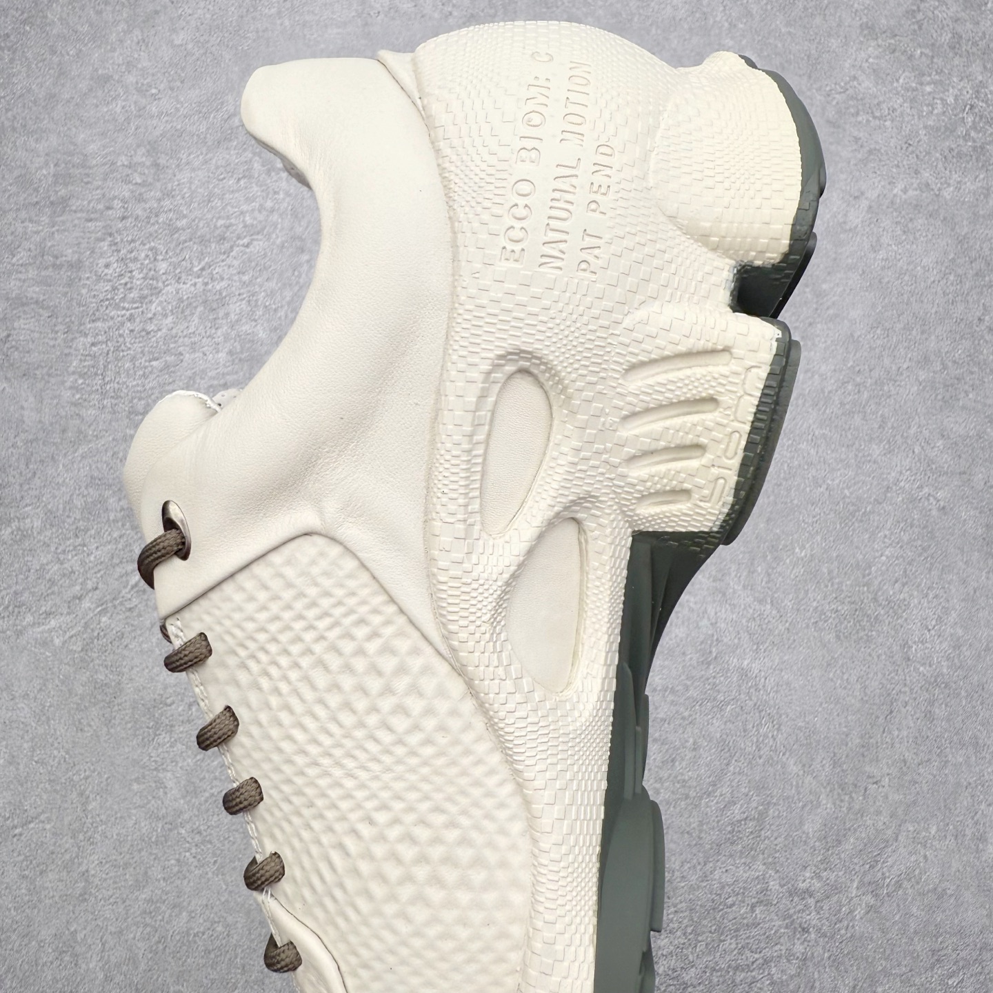 图片[7]-ECCo爱步 Biom C 时尚简约牛皮减震耐磨低帮休闲跑步鞋 ECCO以三大核心特征为依托：北欧设计风格、鞋履制作、积极的生活方式。北欧设计风格：北欧设计特点是独特、有格调、实用和简约，并且品质优良。鞋履制作：ECCO钟爱鞋履制作以及一切与鞋履制作相关的事物。积极的生活方式：ECCO的创始人希望制作出的鞋履无需磨合，即可完美贴合脚型，帮助人们享受行走的乐趣。ECCO的成功源自其产品质量和创新的技术水平，恪守“鞋遵循双足”的设计理念，将的舒适度和风格融为一体。ECCO跑遍全世界寻找创新的原料。从制革制鞋一体化的设置，源头上控制皮革质量，确保对人体无害。 尺码：38 39 40 41 42 43 44 （皮鞋码）-选品中心