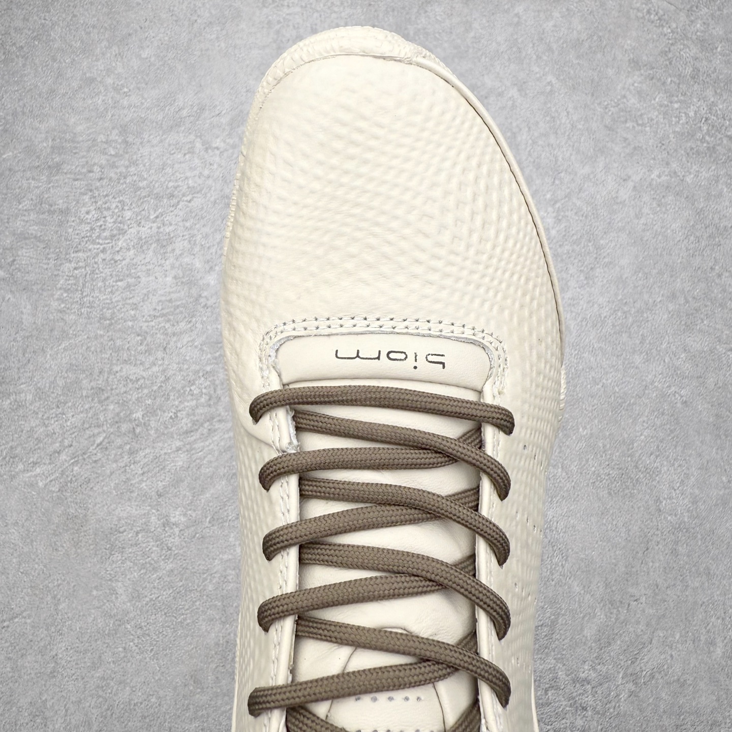 图片[4]-ECCo爱步 Biom C 时尚简约牛皮减震耐磨低帮休闲跑步鞋 ECCO以三大核心特征为依托：北欧设计风格、鞋履制作、积极的生活方式。北欧设计风格：北欧设计特点是独特、有格调、实用和简约，并且品质优良。鞋履制作：ECCO钟爱鞋履制作以及一切与鞋履制作相关的事物。积极的生活方式：ECCO的创始人希望制作出的鞋履无需磨合，即可完美贴合脚型，帮助人们享受行走的乐趣。ECCO的成功源自其产品质量和创新的技术水平，恪守“鞋遵循双足”的设计理念，将的舒适度和风格融为一体。ECCO跑遍全世界寻找创新的原料。从制革制鞋一体化的设置，源头上控制皮革质量，确保对人体无害。 尺码：38 39 40 41 42 43 44 （皮鞋码）-选品中心