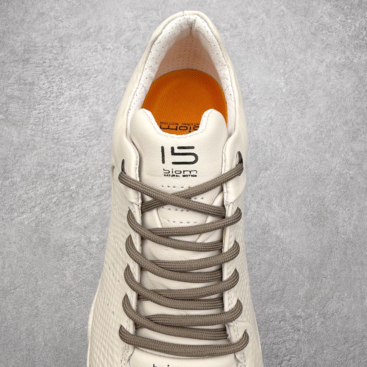 图片[5]-ECCo爱步 Biom C 时尚简约牛皮减震耐磨低帮休闲跑步鞋 ECCO以三大核心特征为依托：北欧设计风格、鞋履制作、积极的生活方式。北欧设计风格：北欧设计特点是独特、有格调、实用和简约，并且品质优良。鞋履制作：ECCO钟爱鞋履制作以及一切与鞋履制作相关的事物。积极的生活方式：ECCO的创始人希望制作出的鞋履无需磨合，即可完美贴合脚型，帮助人们享受行走的乐趣。ECCO的成功源自其产品质量和创新的技术水平，恪守“鞋遵循双足”的设计理念，将的舒适度和风格融为一体。ECCO跑遍全世界寻找创新的原料。从制革制鞋一体化的设置，源头上控制皮革质量，确保对人体无害。 尺码：38 39 40 41 42 43 44 （皮鞋码）-选品中心