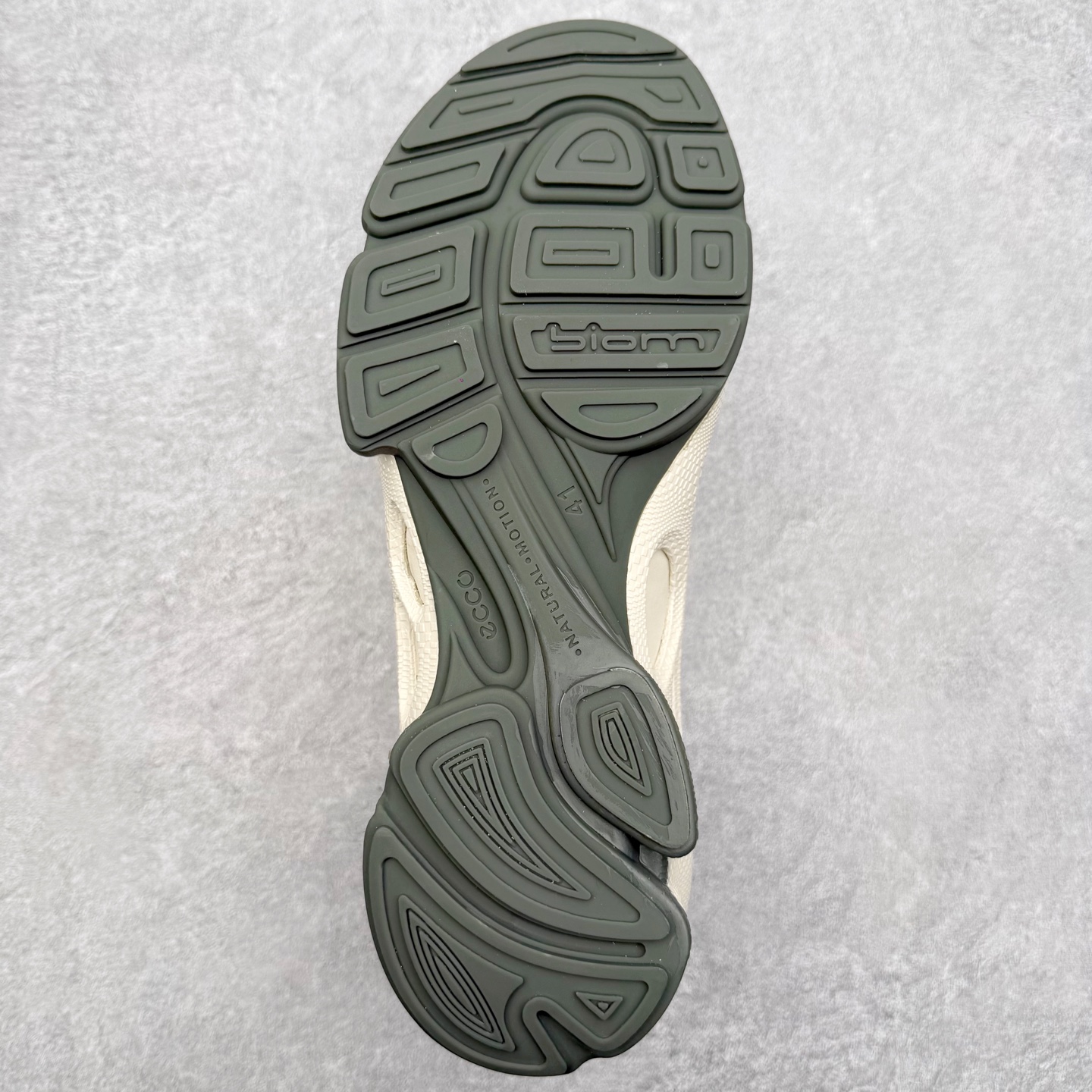 图片[9]-ECCo爱步 Biom C 时尚简约牛皮减震耐磨低帮休闲跑步鞋 ECCO以三大核心特征为依托：北欧设计风格、鞋履制作、积极的生活方式。北欧设计风格：北欧设计特点是独特、有格调、实用和简约，并且品质优良。鞋履制作：ECCO钟爱鞋履制作以及一切与鞋履制作相关的事物。积极的生活方式：ECCO的创始人希望制作出的鞋履无需磨合，即可完美贴合脚型，帮助人们享受行走的乐趣。ECCO的成功源自其产品质量和创新的技术水平，恪守“鞋遵循双足”的设计理念，将的舒适度和风格融为一体。ECCO跑遍全世界寻找创新的原料。从制革制鞋一体化的设置，源头上控制皮革质量，确保对人体无害。 尺码：38 39 40 41 42 43 44 （皮鞋码）-选品中心