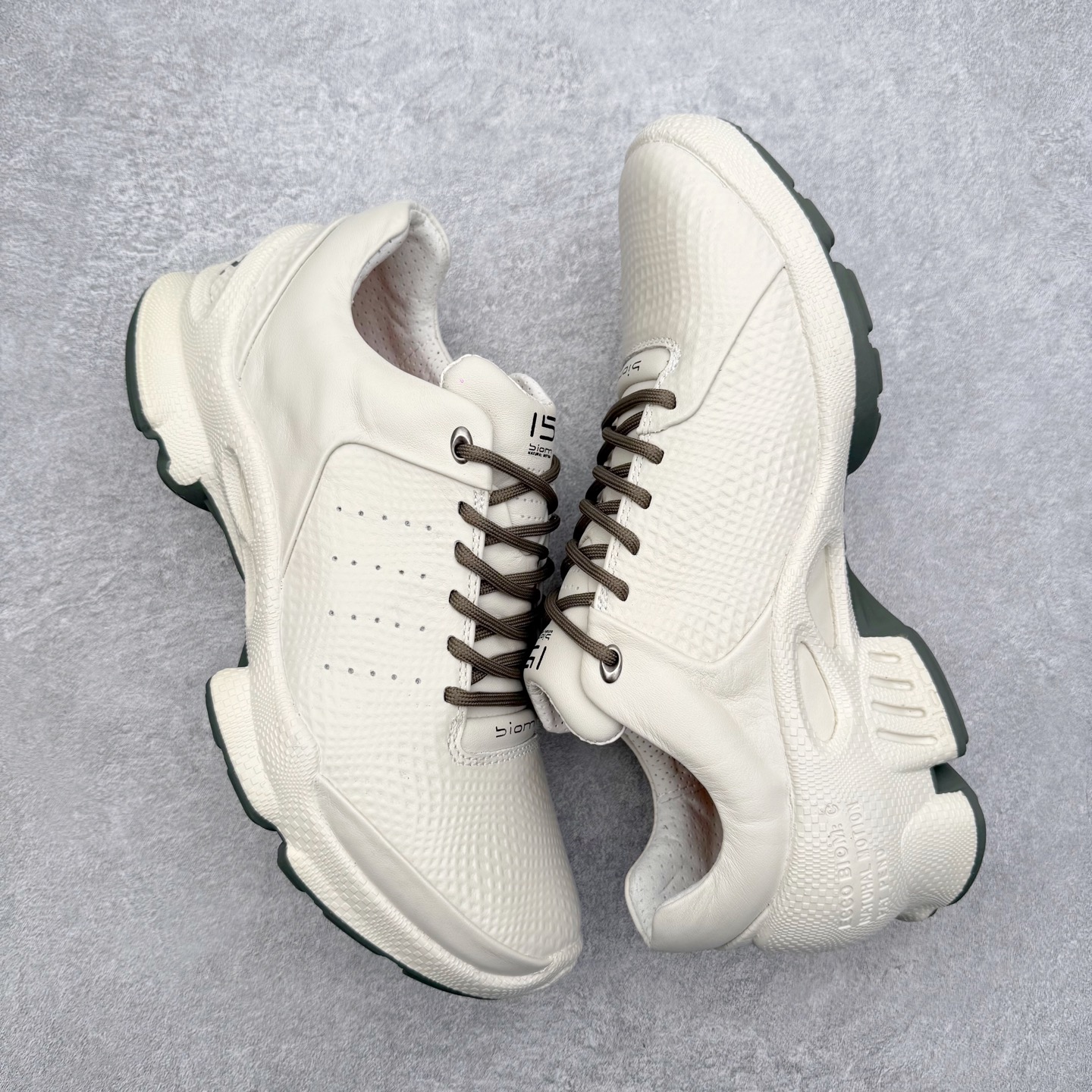 图片[3]-ECCo爱步 Biom C 时尚简约牛皮减震耐磨低帮休闲跑步鞋 ECCO以三大核心特征为依托：北欧设计风格、鞋履制作、积极的生活方式。北欧设计风格：北欧设计特点是独特、有格调、实用和简约，并且品质优良。鞋履制作：ECCO钟爱鞋履制作以及一切与鞋履制作相关的事物。积极的生活方式：ECCO的创始人希望制作出的鞋履无需磨合，即可完美贴合脚型，帮助人们享受行走的乐趣。ECCO的成功源自其产品质量和创新的技术水平，恪守“鞋遵循双足”的设计理念，将的舒适度和风格融为一体。ECCO跑遍全世界寻找创新的原料。从制革制鞋一体化的设置，源头上控制皮革质量，确保对人体无害。 尺码：38 39 40 41 42 43 44 （皮鞋码）-选品中心