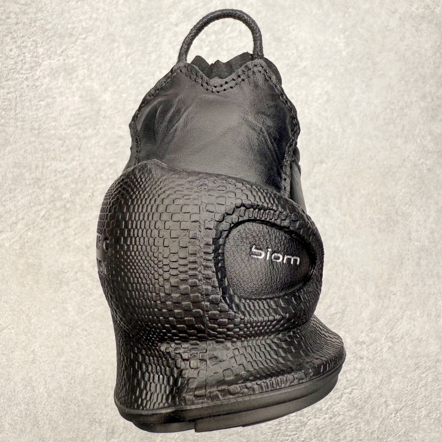 图片[8]-ECCo爱步 Biom C 时尚简约牛皮减震耐磨低帮休闲跑步鞋 ECCO以三大核心特征为依托：北欧设计风格、鞋履制作、积极的生活方式。北欧设计风格：北欧设计特点是独特、有格调、实用和简约，并且品质优良。鞋履制作：ECCO钟爱鞋履制作以及一切与鞋履制作相关的事物。积极的生活方式：ECCO的创始人希望制作出的鞋履无需磨合，即可完美贴合脚型，帮助人们享受行走的乐趣。ECCO的成功源自其产品质量和创新的技术水平，恪守“鞋遵循双足”的设计理念，将的舒适度和风格融为一体。ECCO跑遍全世界寻找创新的原料。从制革制鞋一体化的设置，源头上控制皮革质量，确保对人体无害。 尺码：38 39 40 41 42 43 44 （皮鞋码）-选品中心