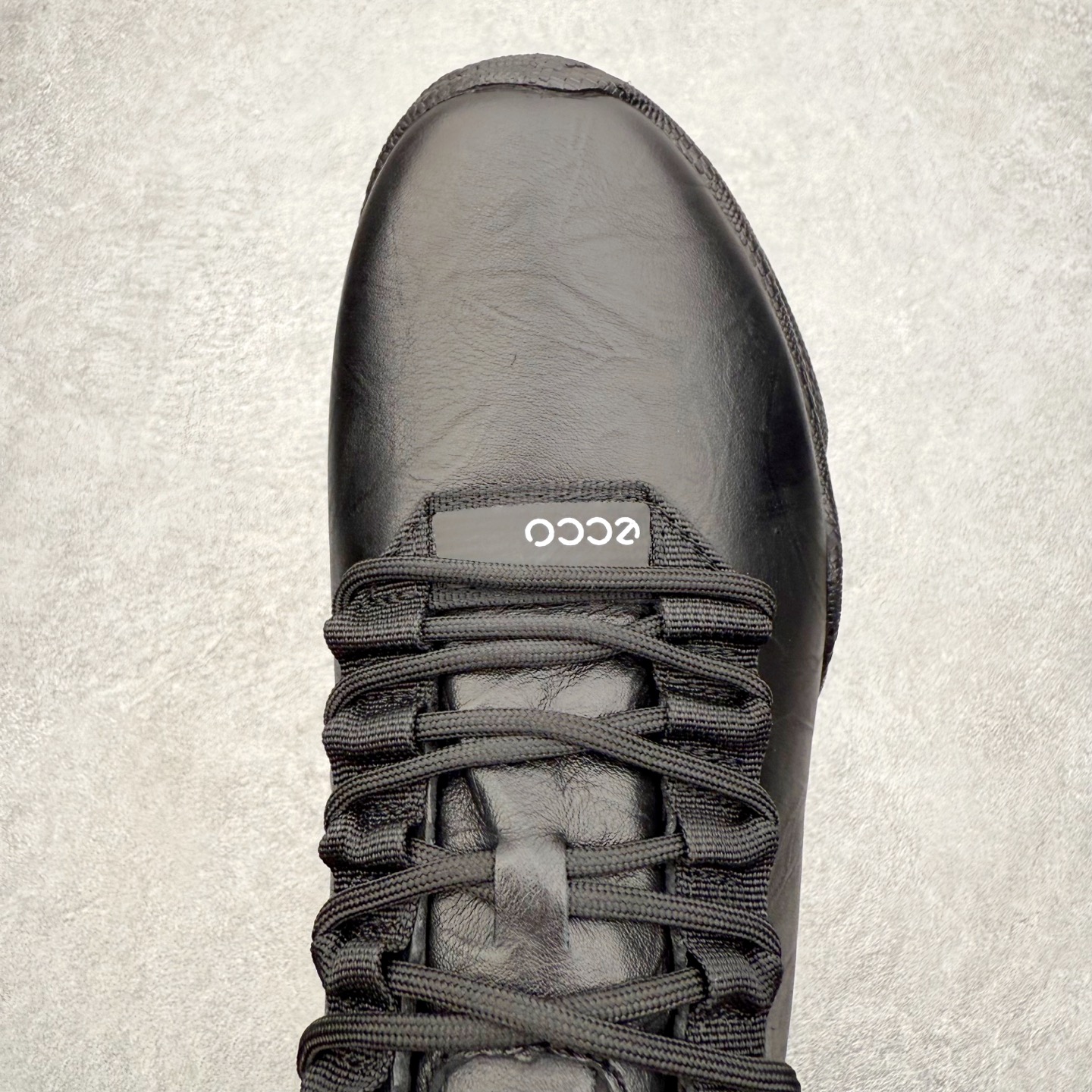 图片[4]-ECCo爱步 Biom C 时尚简约牛皮减震耐磨低帮休闲跑步鞋 ECCO以三大核心特征为依托：北欧设计风格、鞋履制作、积极的生活方式。北欧设计风格：北欧设计特点是独特、有格调、实用和简约，并且品质优良。鞋履制作：ECCO钟爱鞋履制作以及一切与鞋履制作相关的事物。积极的生活方式：ECCO的创始人希望制作出的鞋履无需磨合，即可完美贴合脚型，帮助人们享受行走的乐趣。ECCO的成功源自其产品质量和创新的技术水平，恪守“鞋遵循双足”的设计理念，将的舒适度和风格融为一体。ECCO跑遍全世界寻找创新的原料。从制革制鞋一体化的设置，源头上控制皮革质量，确保对人体无害。 尺码：38 39 40 41 42 43 44 （皮鞋码）-选品中心