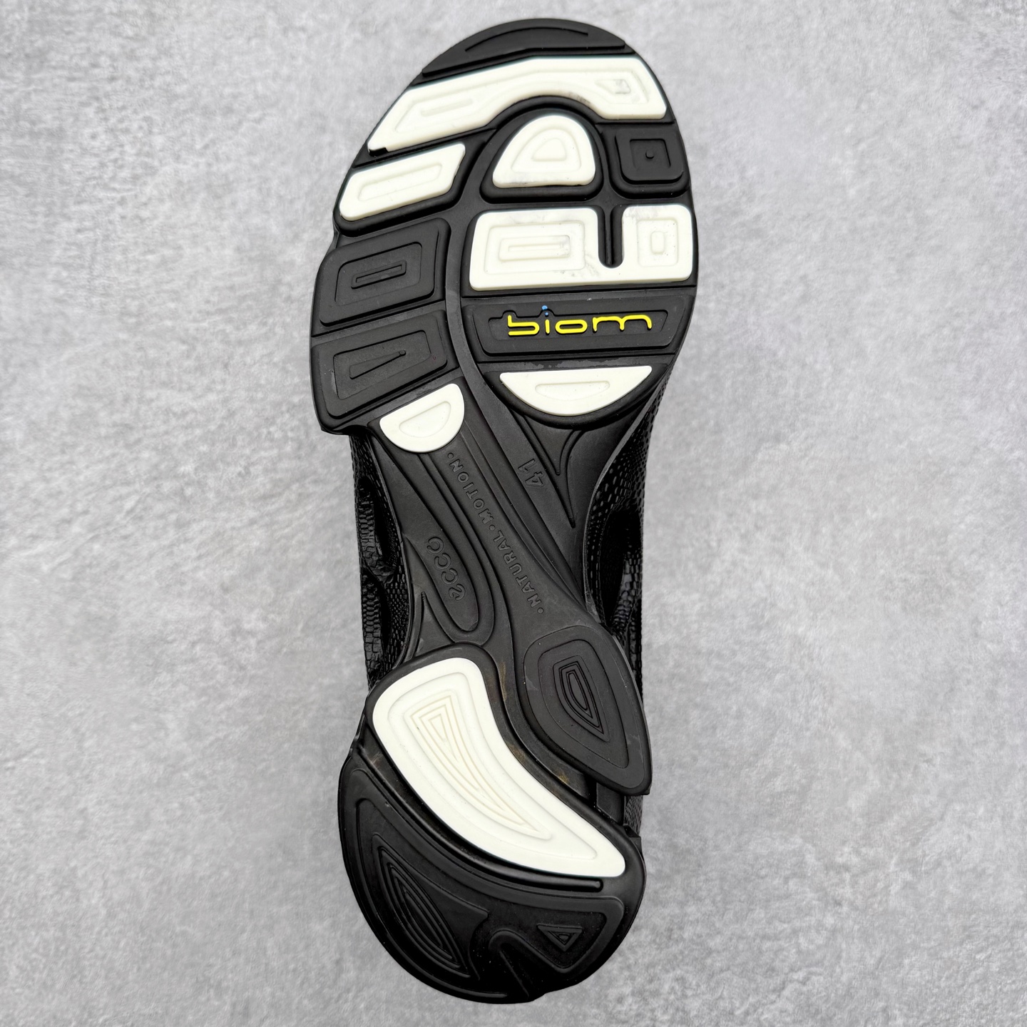 图片[9]-ECCo爱步 Biom C 时尚简约牛皮减震耐磨低帮休闲跑步鞋 ECCO以三大核心特征为依托：北欧设计风格、鞋履制作、积极的生活方式。北欧设计风格：北欧设计特点是独特、有格调、实用和简约，并且品质优良。鞋履制作：ECCO钟爱鞋履制作以及一切与鞋履制作相关的事物。积极的生活方式：ECCO的创始人希望制作出的鞋履无需磨合，即可完美贴合脚型，帮助人们享受行走的乐趣。ECCO的成功源自其产品质量和创新的技术水平，恪守“鞋遵循双足”的设计理念，将的舒适度和风格融为一体。ECCO跑遍全世界寻找创新的原料。从制革制鞋一体化的设置，源头上控制皮革质量，确保对人体无害。 尺码：38 39 40 41 42 43 44 （皮鞋码）-选品中心