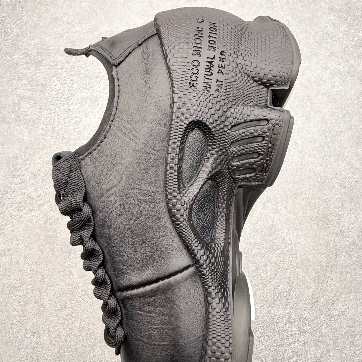 图片[7]-ECCo爱步 Biom C 时尚简约牛皮减震耐磨低帮休闲跑步鞋 ECCO以三大核心特征为依托：北欧设计风格、鞋履制作、积极的生活方式。北欧设计风格：北欧设计特点是独特、有格调、实用和简约，并且品质优良。鞋履制作：ECCO钟爱鞋履制作以及一切与鞋履制作相关的事物。积极的生活方式：ECCO的创始人希望制作出的鞋履无需磨合，即可完美贴合脚型，帮助人们享受行走的乐趣。ECCO的成功源自其产品质量和创新的技术水平，恪守“鞋遵循双足”的设计理念，将的舒适度和风格融为一体。ECCO跑遍全世界寻找创新的原料。从制革制鞋一体化的设置，源头上控制皮革质量，确保对人体无害。 尺码：38 39 40 41 42 43 44 （皮鞋码）-选品中心