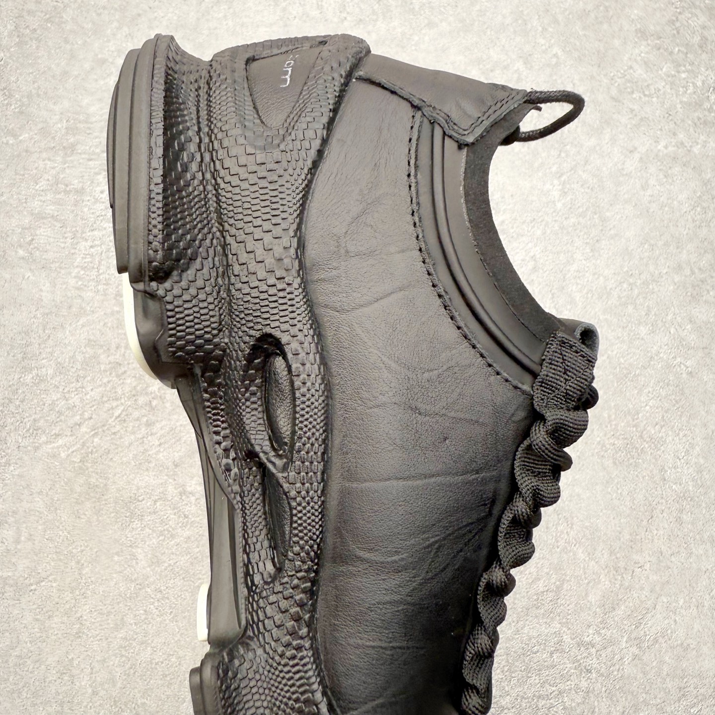 图片[6]-ECCo爱步 Biom C 时尚简约牛皮减震耐磨低帮休闲跑步鞋 ECCO以三大核心特征为依托：北欧设计风格、鞋履制作、积极的生活方式。北欧设计风格：北欧设计特点是独特、有格调、实用和简约，并且品质优良。鞋履制作：ECCO钟爱鞋履制作以及一切与鞋履制作相关的事物。积极的生活方式：ECCO的创始人希望制作出的鞋履无需磨合，即可完美贴合脚型，帮助人们享受行走的乐趣。ECCO的成功源自其产品质量和创新的技术水平，恪守“鞋遵循双足”的设计理念，将的舒适度和风格融为一体。ECCO跑遍全世界寻找创新的原料。从制革制鞋一体化的设置，源头上控制皮革质量，确保对人体无害。 尺码：38 39 40 41 42 43 44 （皮鞋码）-选品中心