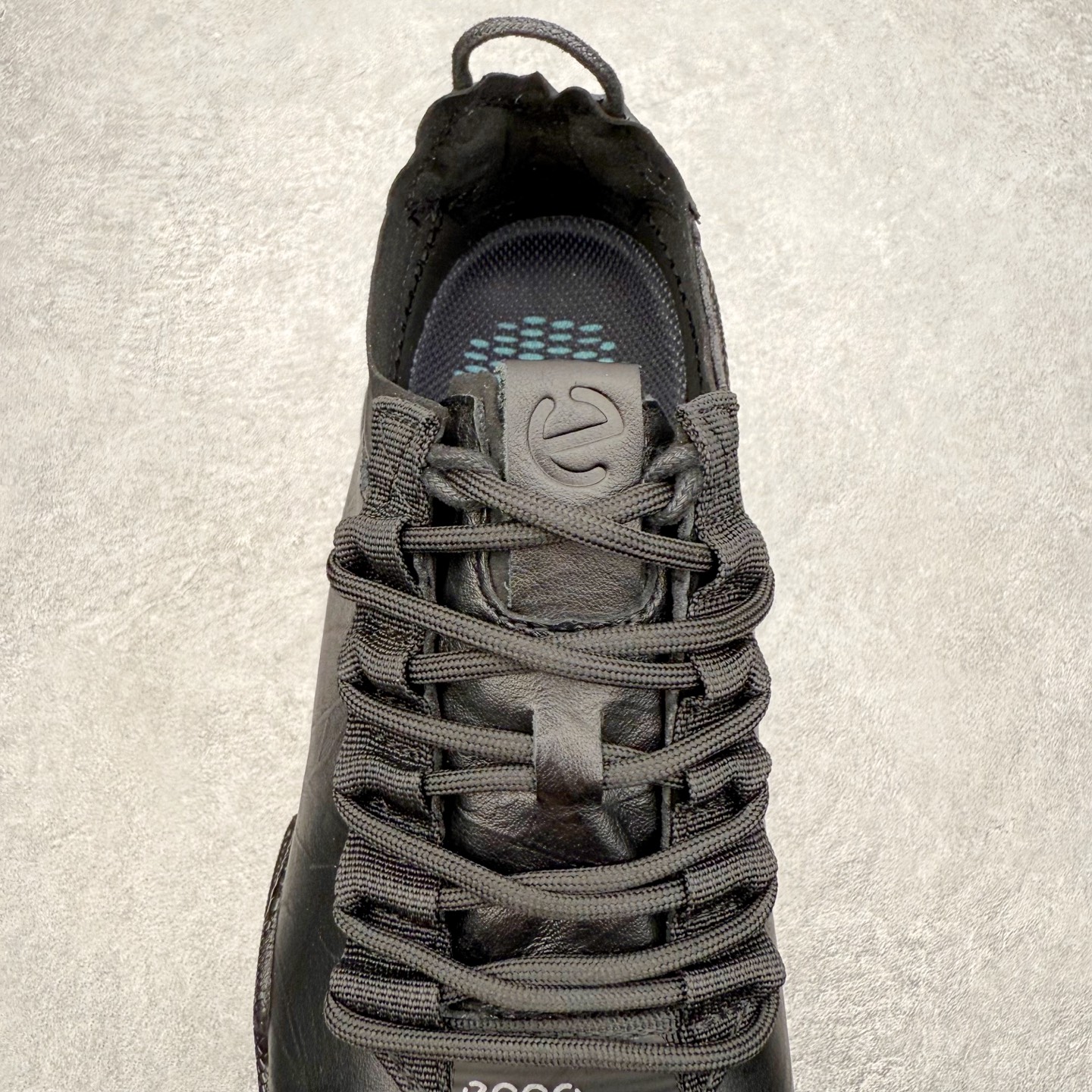 图片[5]-ECCo爱步 Biom C 时尚简约牛皮减震耐磨低帮休闲跑步鞋 ECCO以三大核心特征为依托：北欧设计风格、鞋履制作、积极的生活方式。北欧设计风格：北欧设计特点是独特、有格调、实用和简约，并且品质优良。鞋履制作：ECCO钟爱鞋履制作以及一切与鞋履制作相关的事物。积极的生活方式：ECCO的创始人希望制作出的鞋履无需磨合，即可完美贴合脚型，帮助人们享受行走的乐趣。ECCO的成功源自其产品质量和创新的技术水平，恪守“鞋遵循双足”的设计理念，将的舒适度和风格融为一体。ECCO跑遍全世界寻找创新的原料。从制革制鞋一体化的设置，源头上控制皮革质量，确保对人体无害。 尺码：38 39 40 41 42 43 44 （皮鞋码）-选品中心