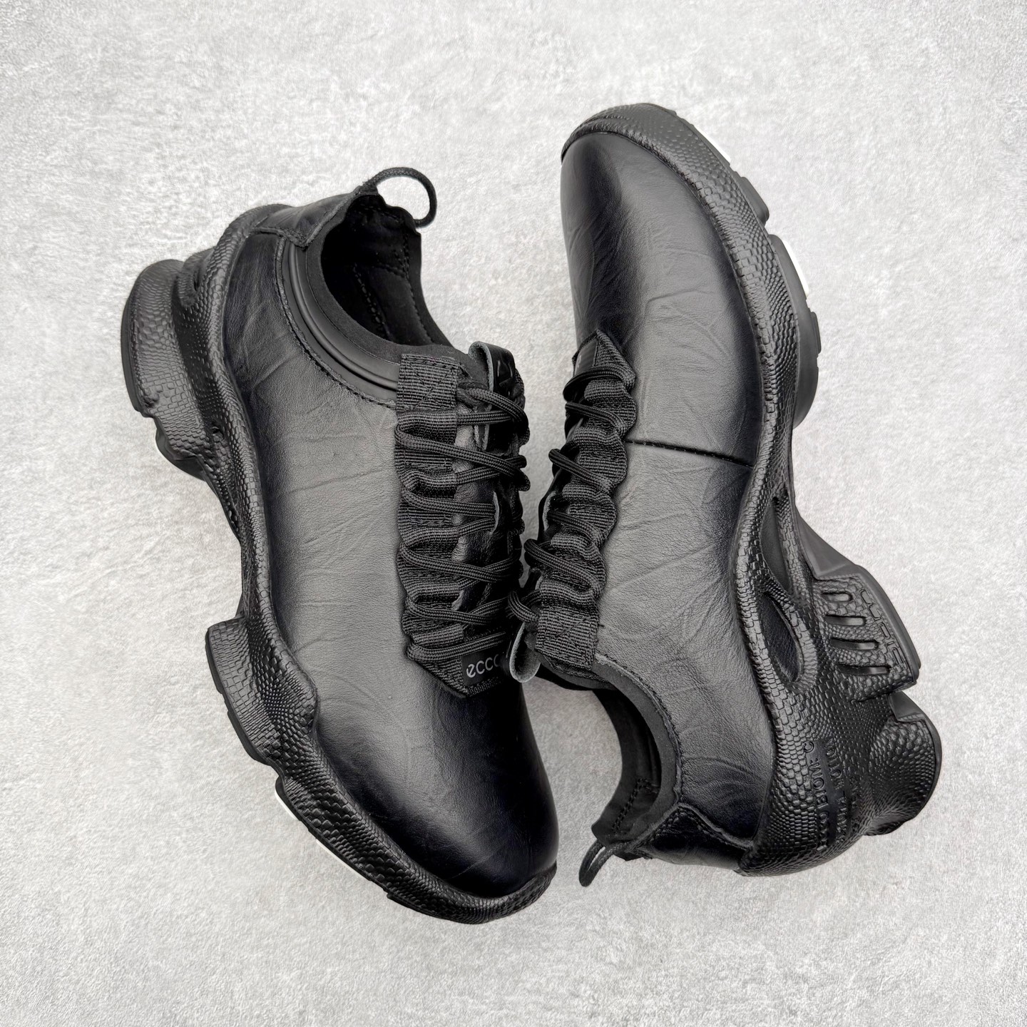 图片[3]-ECCo爱步 Biom C 时尚简约牛皮减震耐磨低帮休闲跑步鞋 ECCO以三大核心特征为依托：北欧设计风格、鞋履制作、积极的生活方式。北欧设计风格：北欧设计特点是独特、有格调、实用和简约，并且品质优良。鞋履制作：ECCO钟爱鞋履制作以及一切与鞋履制作相关的事物。积极的生活方式：ECCO的创始人希望制作出的鞋履无需磨合，即可完美贴合脚型，帮助人们享受行走的乐趣。ECCO的成功源自其产品质量和创新的技术水平，恪守“鞋遵循双足”的设计理念，将的舒适度和风格融为一体。ECCO跑遍全世界寻找创新的原料。从制革制鞋一体化的设置，源头上控制皮革质量，确保对人体无害。 尺码：38 39 40 41 42 43 44 （皮鞋码）-选品中心