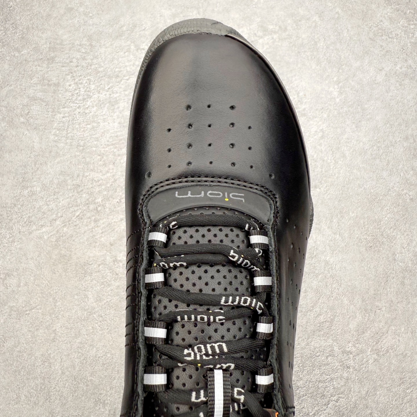 图片[4]-ECCo爱步 Biom C 时尚简约牛皮减震耐磨低帮休闲跑步鞋 ECCO以三大核心特征为依托：北欧设计风格、鞋履制作、积极的生活方式。北欧设计风格：北欧设计特点是独特、有格调、实用和简约，并且品质优良。鞋履制作：ECCO钟爱鞋履制作以及一切与鞋履制作相关的事物。积极的生活方式：ECCO的创始人希望制作出的鞋履无需磨合，即可完美贴合脚型，帮助人们享受行走的乐趣。ECCO的成功源自其产品质量和创新的技术水平，恪守“鞋遵循双足”的设计理念，将的舒适度和风格融为一体。ECCO跑遍全世界寻找创新的原料。从制革制鞋一体化的设置，源头上控制皮革质量，确保对人体无害。 尺码：38 39 40 41 42 43 44 （皮鞋码）-选品中心