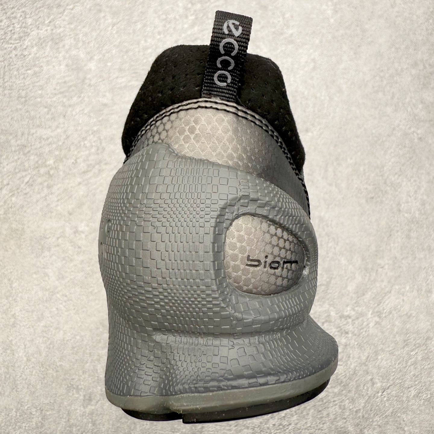 图片[8]-ECCo爱步 Biom C 时尚简约牛皮减震耐磨低帮休闲跑步鞋 ECCO以三大核心特征为依托：北欧设计风格、鞋履制作、积极的生活方式。北欧设计风格：北欧设计特点是独特、有格调、实用和简约，并且品质优良。鞋履制作：ECCO钟爱鞋履制作以及一切与鞋履制作相关的事物。积极的生活方式：ECCO的创始人希望制作出的鞋履无需磨合，即可完美贴合脚型，帮助人们享受行走的乐趣。ECCO的成功源自其产品质量和创新的技术水平，恪守“鞋遵循双足”的设计理念，将的舒适度和风格融为一体。ECCO跑遍全世界寻找创新的原料。从制革制鞋一体化的设置，源头上控制皮革质量，确保对人体无害。 尺码：38 39 40 41 42 43 44 （皮鞋码）-选品中心