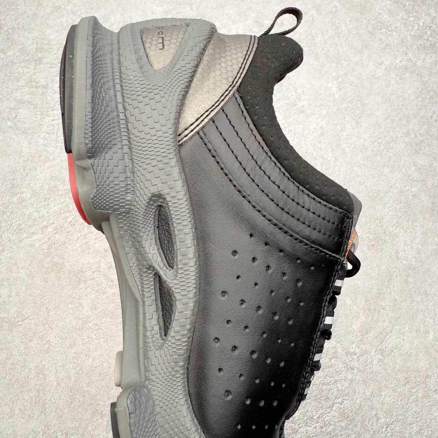 图片[6]-ECCo爱步 Biom C 时尚简约牛皮减震耐磨低帮休闲跑步鞋 ECCO以三大核心特征为依托：北欧设计风格、鞋履制作、积极的生活方式。北欧设计风格：北欧设计特点是独特、有格调、实用和简约，并且品质优良。鞋履制作：ECCO钟爱鞋履制作以及一切与鞋履制作相关的事物。积极的生活方式：ECCO的创始人希望制作出的鞋履无需磨合，即可完美贴合脚型，帮助人们享受行走的乐趣。ECCO的成功源自其产品质量和创新的技术水平，恪守“鞋遵循双足”的设计理念，将的舒适度和风格融为一体。ECCO跑遍全世界寻找创新的原料。从制革制鞋一体化的设置，源头上控制皮革质量，确保对人体无害。 尺码：38 39 40 41 42 43 44 （皮鞋码）-选品中心