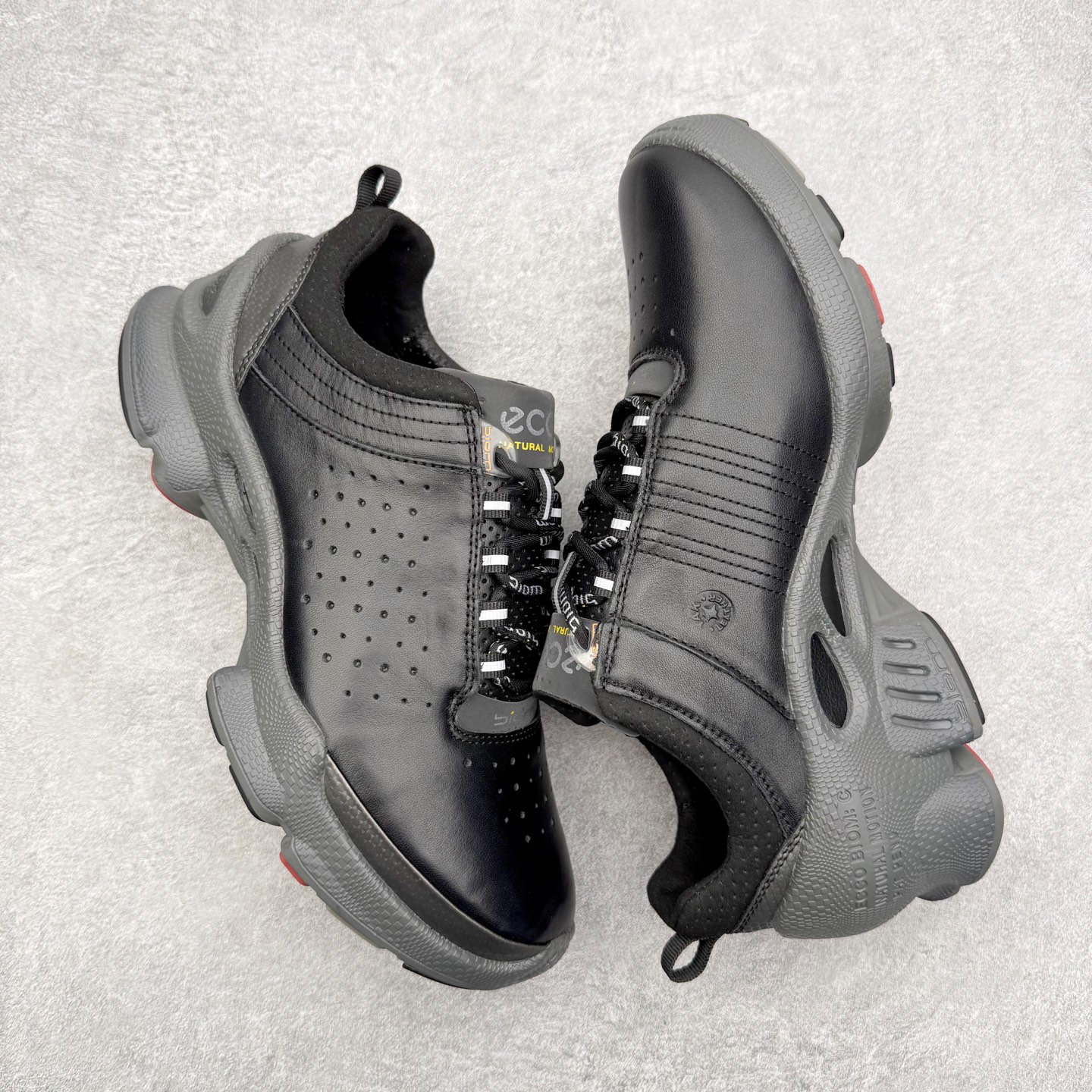 图片[3]-ECCo爱步 Biom C 时尚简约牛皮减震耐磨低帮休闲跑步鞋 ECCO以三大核心特征为依托：北欧设计风格、鞋履制作、积极的生活方式。北欧设计风格：北欧设计特点是独特、有格调、实用和简约，并且品质优良。鞋履制作：ECCO钟爱鞋履制作以及一切与鞋履制作相关的事物。积极的生活方式：ECCO的创始人希望制作出的鞋履无需磨合，即可完美贴合脚型，帮助人们享受行走的乐趣。ECCO的成功源自其产品质量和创新的技术水平，恪守“鞋遵循双足”的设计理念，将的舒适度和风格融为一体。ECCO跑遍全世界寻找创新的原料。从制革制鞋一体化的设置，源头上控制皮革质量，确保对人体无害。 尺码：38 39 40 41 42 43 44 （皮鞋码）-选品中心