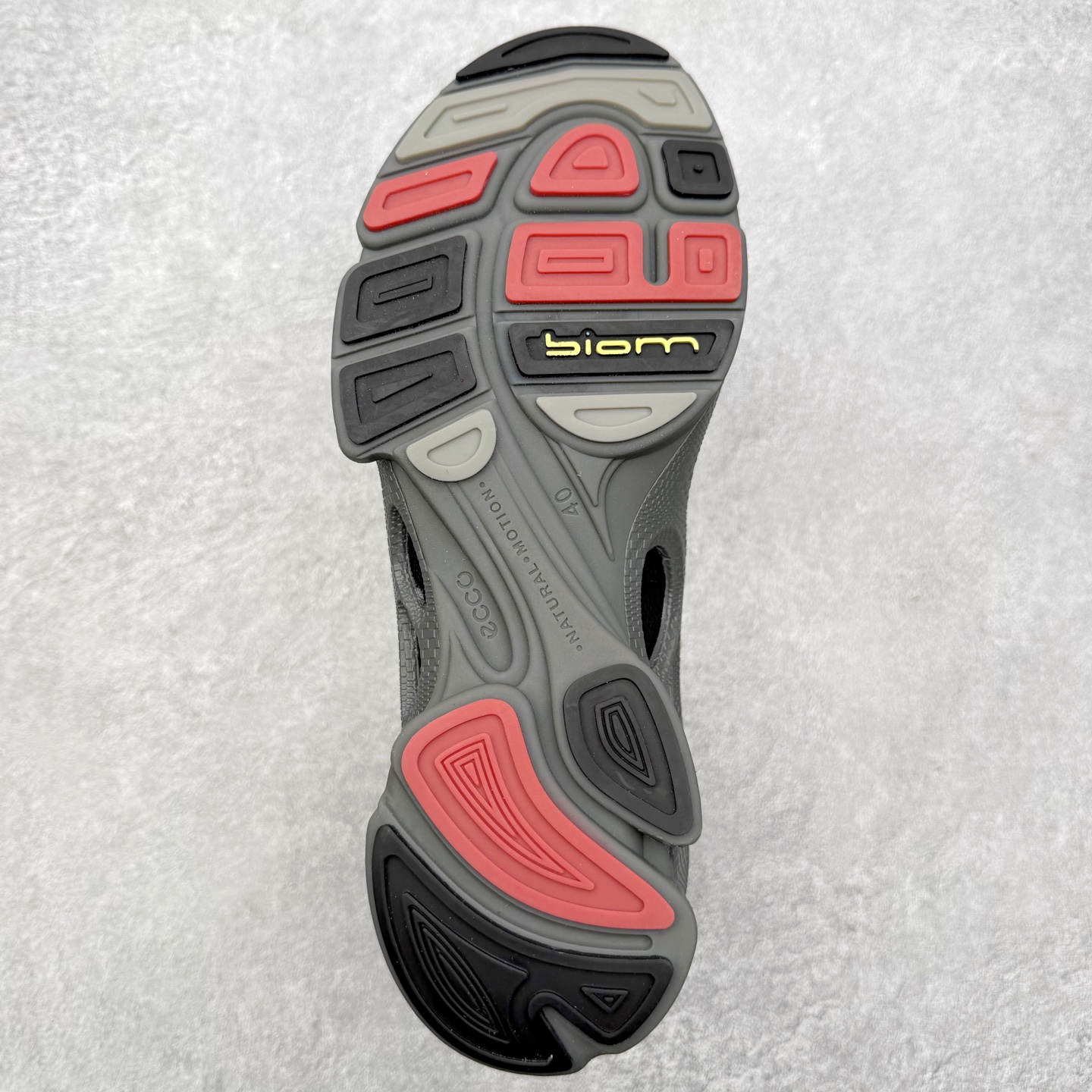 图片[9]-ECCo爱步 Biom C 时尚简约牛皮减震耐磨低帮休闲跑步鞋 ECCO以三大核心特征为依托：北欧设计风格、鞋履制作、积极的生活方式。北欧设计风格：北欧设计特点是独特、有格调、实用和简约，并且品质优良。鞋履制作：ECCO钟爱鞋履制作以及一切与鞋履制作相关的事物。积极的生活方式：ECCO的创始人希望制作出的鞋履无需磨合，即可完美贴合脚型，帮助人们享受行走的乐趣。ECCO的成功源自其产品质量和创新的技术水平，恪守“鞋遵循双足”的设计理念，将的舒适度和风格融为一体。ECCO跑遍全世界寻找创新的原料。从制革制鞋一体化的设置，源头上控制皮革质量，确保对人体无害。 尺码：38 39 40 41 42 43 44 （皮鞋码）-选品中心