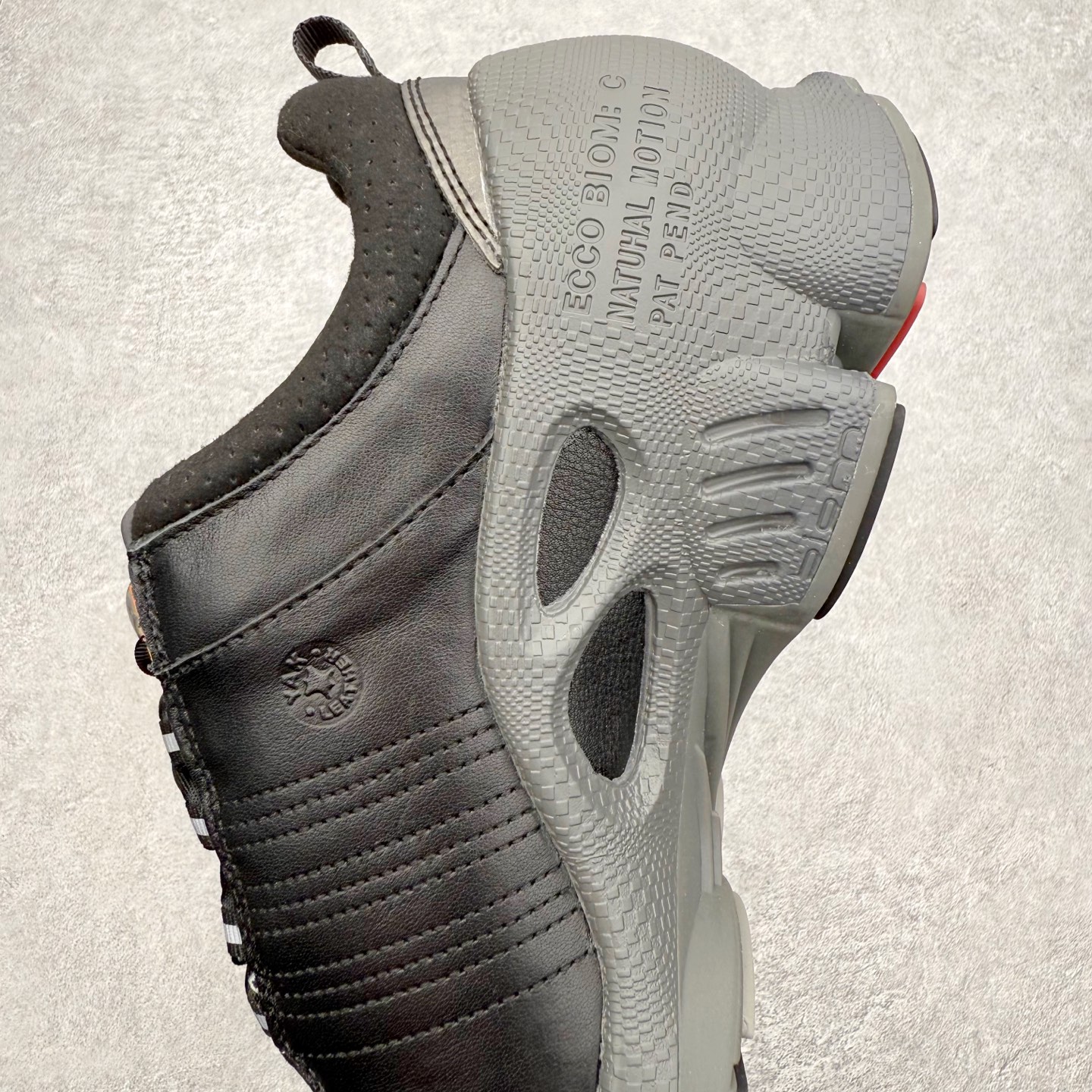 图片[7]-ECCo爱步 Biom C 时尚简约牛皮减震耐磨低帮休闲跑步鞋 ECCO以三大核心特征为依托：北欧设计风格、鞋履制作、积极的生活方式。北欧设计风格：北欧设计特点是独特、有格调、实用和简约，并且品质优良。鞋履制作：ECCO钟爱鞋履制作以及一切与鞋履制作相关的事物。积极的生活方式：ECCO的创始人希望制作出的鞋履无需磨合，即可完美贴合脚型，帮助人们享受行走的乐趣。ECCO的成功源自其产品质量和创新的技术水平，恪守“鞋遵循双足”的设计理念，将的舒适度和风格融为一体。ECCO跑遍全世界寻找创新的原料。从制革制鞋一体化的设置，源头上控制皮革质量，确保对人体无害。 尺码：38 39 40 41 42 43 44 （皮鞋码）-选品中心