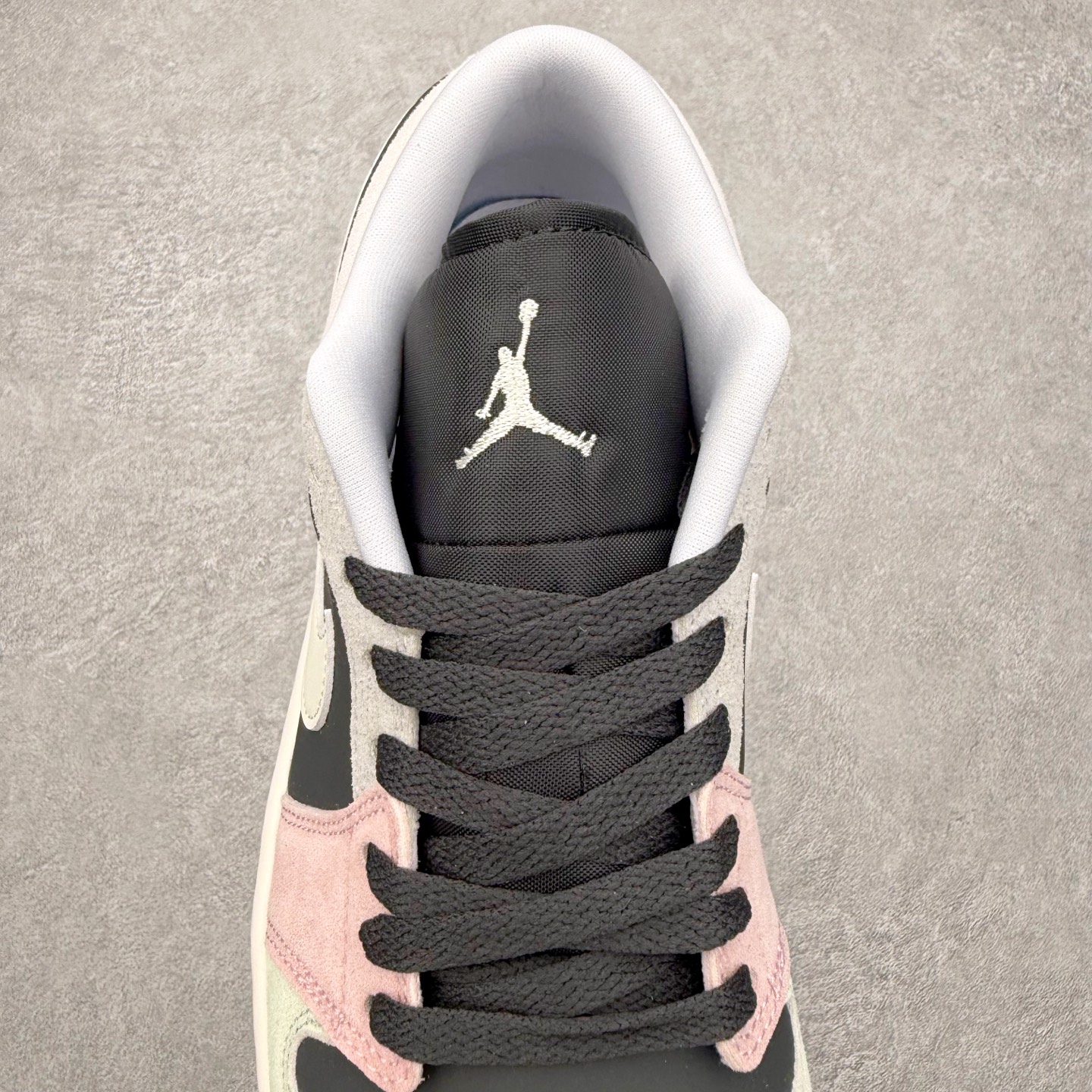 图片[5]-＃K版 Air Jordan AJ1 Low 低帮 IB7109-004 全新流水线出品 DT版本唯一平替选择 市场第二梯队最强版 全部原鞋开发 原楦原纸板开发 全鞋电脑针车 原厂内置全掌气垫 原盒内在原标 唯一Zp原版鞋带绑法 免检产品 全新2022版型 全头层皮料 完美零毛边处理 原厂配置全掌气垫 价格定位良心 几十个配色陆续出货 实拍调校N版已经零色差零失真 百分百还原实物色彩所见即所得 不存在货不对板色差等低级问题 选购参考实物拍摄 不混卖不参货 只用心做好货严格选品 承诺混一赔十 尺码：36 36.5 37.5 38 38.5 39 40 40.5 41 42 42.5 43 44 44.5 45-选品中心