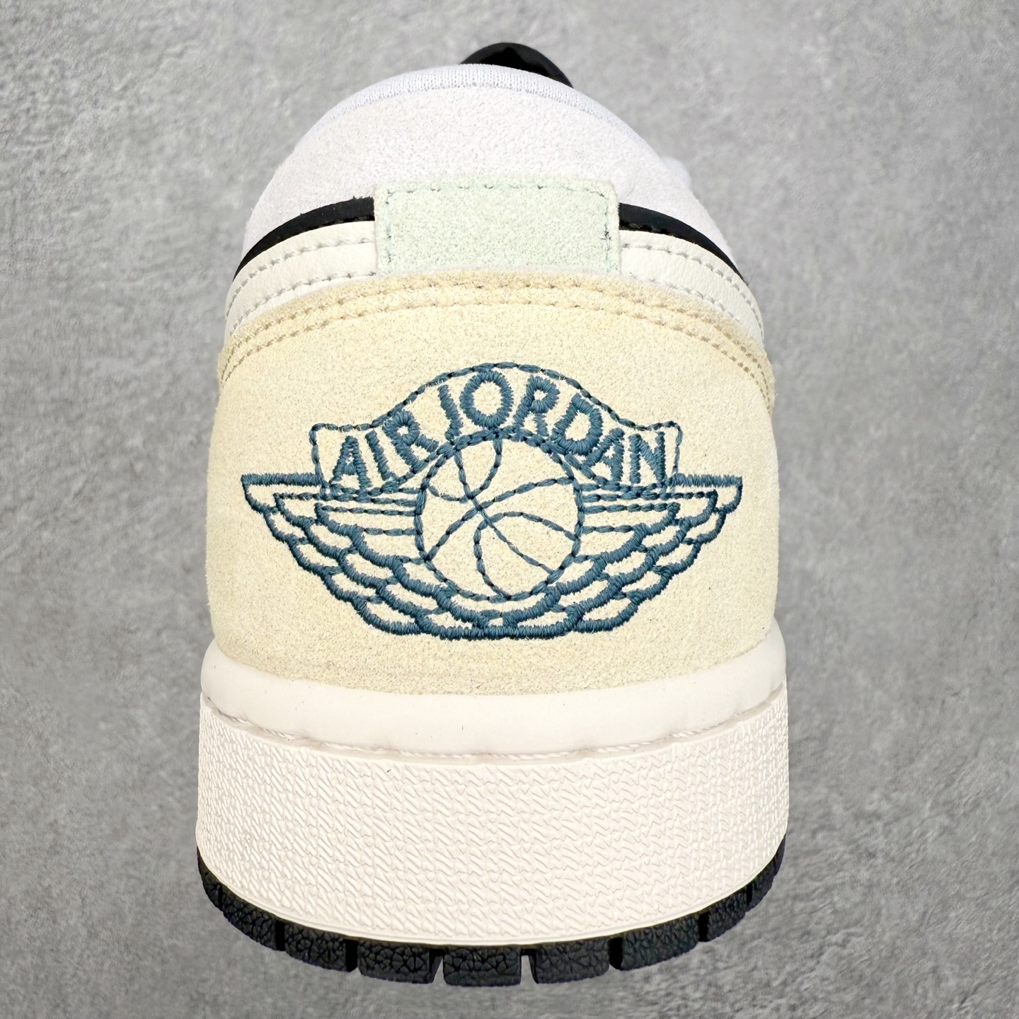 图片[8]-＃K版 Air Jordan AJ1 Low 低帮 IB7109-004 全新流水线出品 DT版本唯一平替选择 市场第二梯队最强版 全部原鞋开发 原楦原纸板开发 全鞋电脑针车 原厂内置全掌气垫 原盒内在原标 唯一Zp原版鞋带绑法 免检产品 全新2022版型 全头层皮料 完美零毛边处理 原厂配置全掌气垫 价格定位良心 几十个配色陆续出货 实拍调校N版已经零色差零失真 百分百还原实物色彩所见即所得 不存在货不对板色差等低级问题 选购参考实物拍摄 不混卖不参货 只用心做好货严格选品 承诺混一赔十 尺码：36 36.5 37.5 38 38.5 39 40 40.5 41 42 42.5 43 44 44.5 45-选品中心