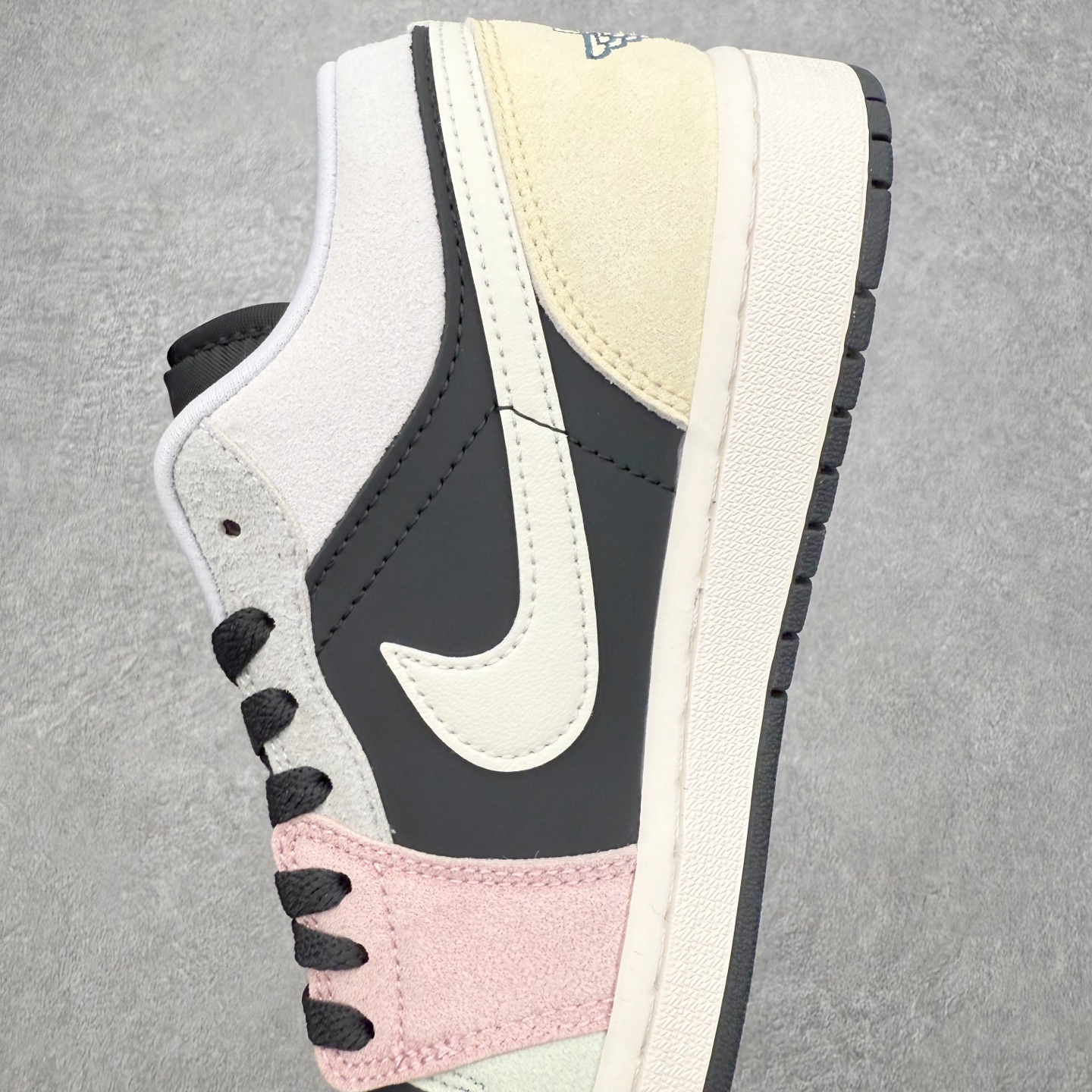 图片[7]-＃K版 Air Jordan AJ1 Low 低帮 IB7109-004 全新流水线出品 DT版本唯一平替选择 市场第二梯队最强版 全部原鞋开发 原楦原纸板开发 全鞋电脑针车 原厂内置全掌气垫 原盒内在原标 唯一Zp原版鞋带绑法 免检产品 全新2022版型 全头层皮料 完美零毛边处理 原厂配置全掌气垫 价格定位良心 几十个配色陆续出货 实拍调校N版已经零色差零失真 百分百还原实物色彩所见即所得 不存在货不对板色差等低级问题 选购参考实物拍摄 不混卖不参货 只用心做好货严格选品 承诺混一赔十 尺码：36 36.5 37.5 38 38.5 39 40 40.5 41 42 42.5 43 44 44.5 45-选品中心