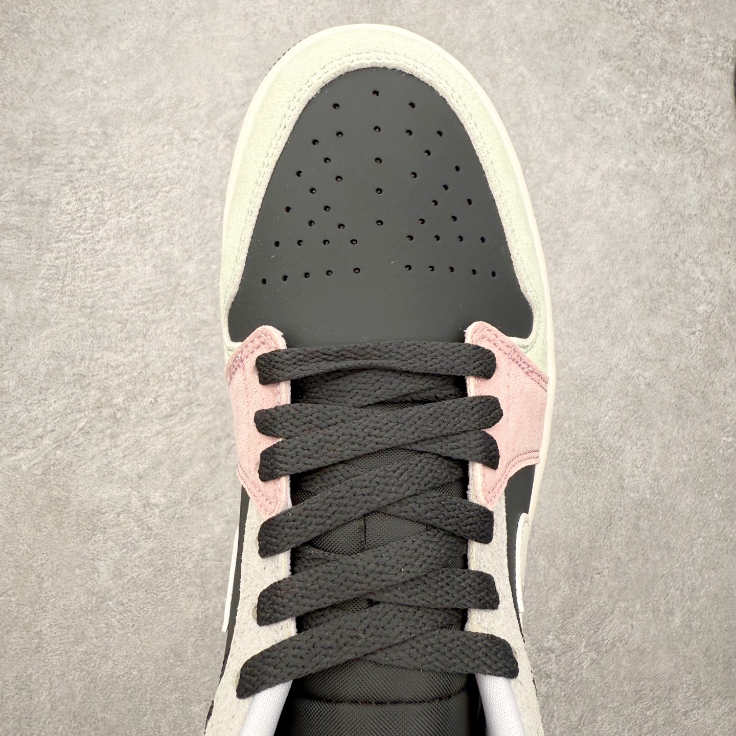 图片[4]-＃K版 Air Jordan AJ1 Low 低帮 IB7109-004 全新流水线出品 DT版本唯一平替选择 市场第二梯队最强版 全部原鞋开发 原楦原纸板开发 全鞋电脑针车 原厂内置全掌气垫 原盒内在原标 唯一Zp原版鞋带绑法 免检产品 全新2022版型 全头层皮料 完美零毛边处理 原厂配置全掌气垫 价格定位良心 几十个配色陆续出货 实拍调校N版已经零色差零失真 百分百还原实物色彩所见即所得 不存在货不对板色差等低级问题 选购参考实物拍摄 不混卖不参货 只用心做好货严格选品 承诺混一赔十 尺码：36 36.5 37.5 38 38.5 39 40 40.5 41 42 42.5 43 44 44.5 45-选品中心