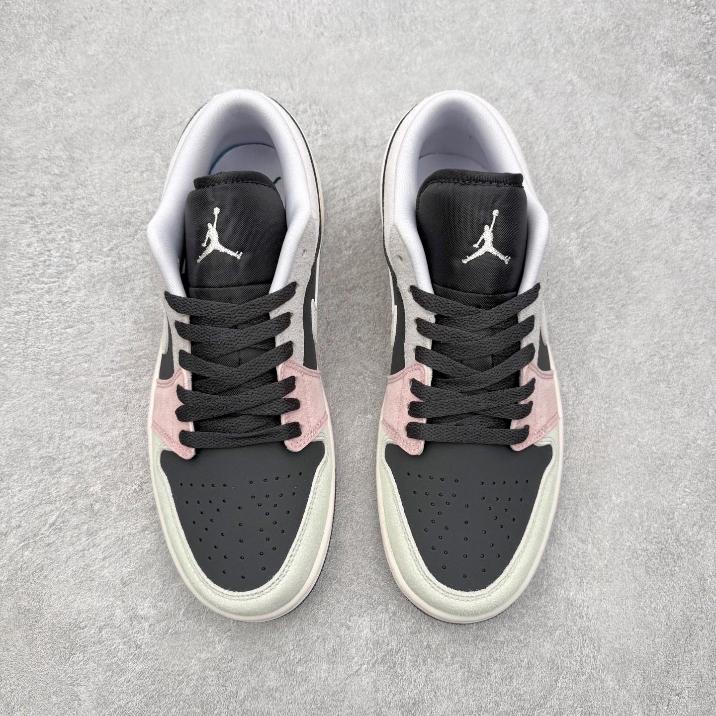 图片[2]-＃K版 Air Jordan AJ1 Low 低帮 IB7109-004 全新流水线出品 DT版本唯一平替选择 市场第二梯队最强版 全部原鞋开发 原楦原纸板开发 全鞋电脑针车 原厂内置全掌气垫 原盒内在原标 唯一Zp原版鞋带绑法 免检产品 全新2022版型 全头层皮料 完美零毛边处理 原厂配置全掌气垫 价格定位良心 几十个配色陆续出货 实拍调校N版已经零色差零失真 百分百还原实物色彩所见即所得 不存在货不对板色差等低级问题 选购参考实物拍摄 不混卖不参货 只用心做好货严格选品 承诺混一赔十 尺码：36 36.5 37.5 38 38.5 39 40 40.5 41 42 42.5 43 44 44.5 45-选品中心