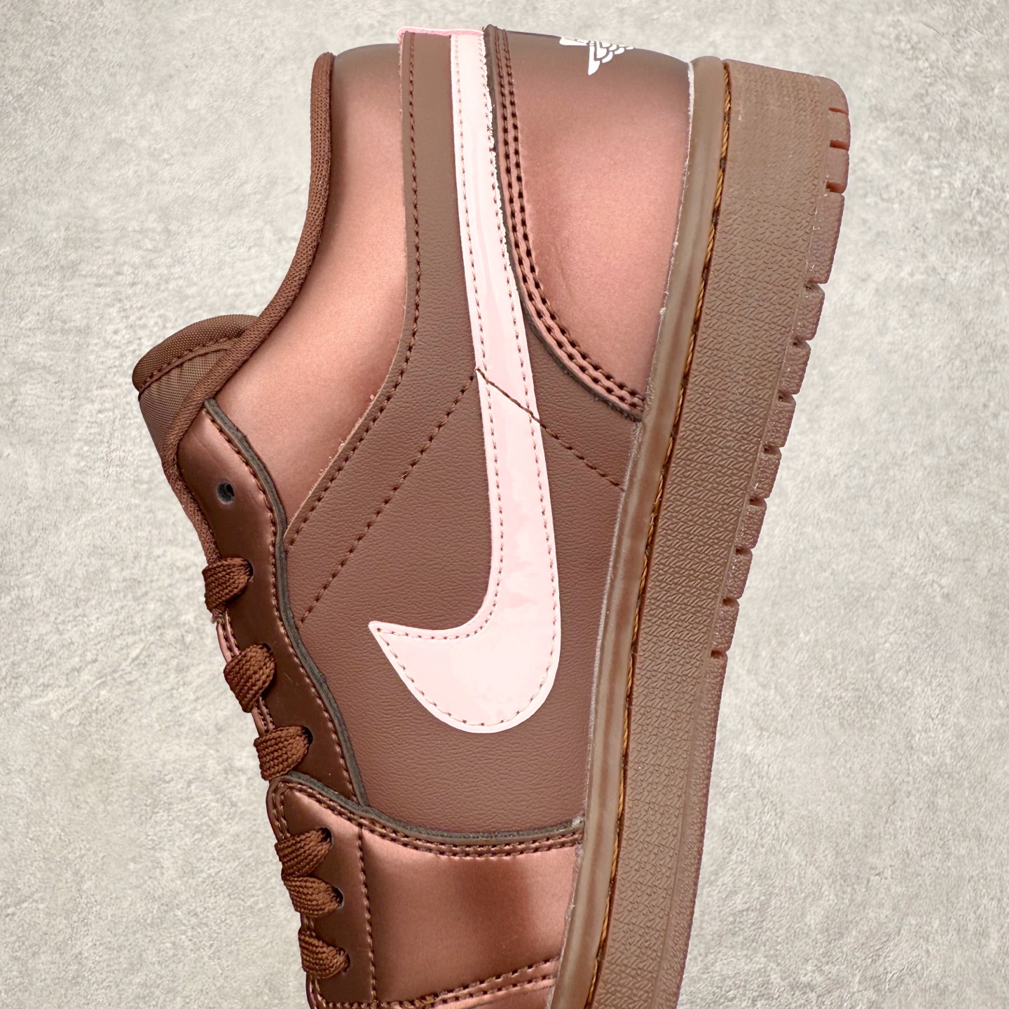 图片[7]-＃K版 Air Jordan AJ1 Low 低帮 IQ9787-262 全新流水线出品 DT版本唯一平替选择 市场第二梯队最强版 全部原鞋开发 原楦原纸板开发 全鞋电脑针车 原厂内置全掌气垫 原盒内在原标 唯一Zp原版鞋带绑法 免检产品 全新2022版型 全头层皮料 完美零毛边处理 原厂配置全掌气垫 价格定位良心 几十个配色陆续出货 实拍调校N版已经零色差零失真 百分百还原实物色彩所见即所得 不存在货不对板色差等低级问题 选购参考实物拍摄 不混卖不参货 只用心做好货严格选品 承诺混一赔十 尺码：36 36.5 37.5 38 38.5 39 40 40.5 41 42 42.5 43 44 44.5 45-选品中心