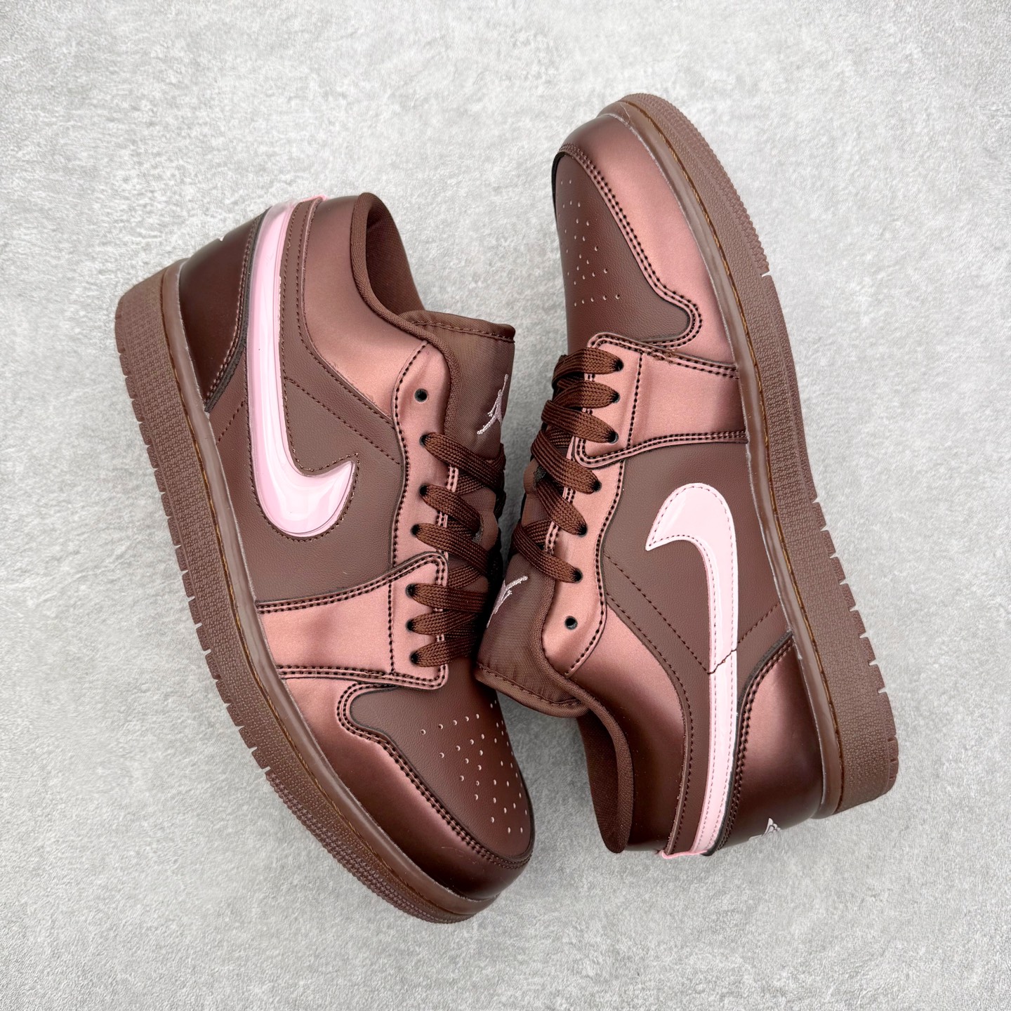 图片[3]-＃K版 Air Jordan AJ1 Low 低帮 IQ9787-262 全新流水线出品 DT版本唯一平替选择 市场第二梯队最强版 全部原鞋开发 原楦原纸板开发 全鞋电脑针车 原厂内置全掌气垫 原盒内在原标 唯一Zp原版鞋带绑法 免检产品 全新2022版型 全头层皮料 完美零毛边处理 原厂配置全掌气垫 价格定位良心 几十个配色陆续出货 实拍调校N版已经零色差零失真 百分百还原实物色彩所见即所得 不存在货不对板色差等低级问题 选购参考实物拍摄 不混卖不参货 只用心做好货严格选品 承诺混一赔十 尺码：36 36.5 37.5 38 38.5 39 40 40.5 41 42 42.5 43 44 44.5 45-选品中心