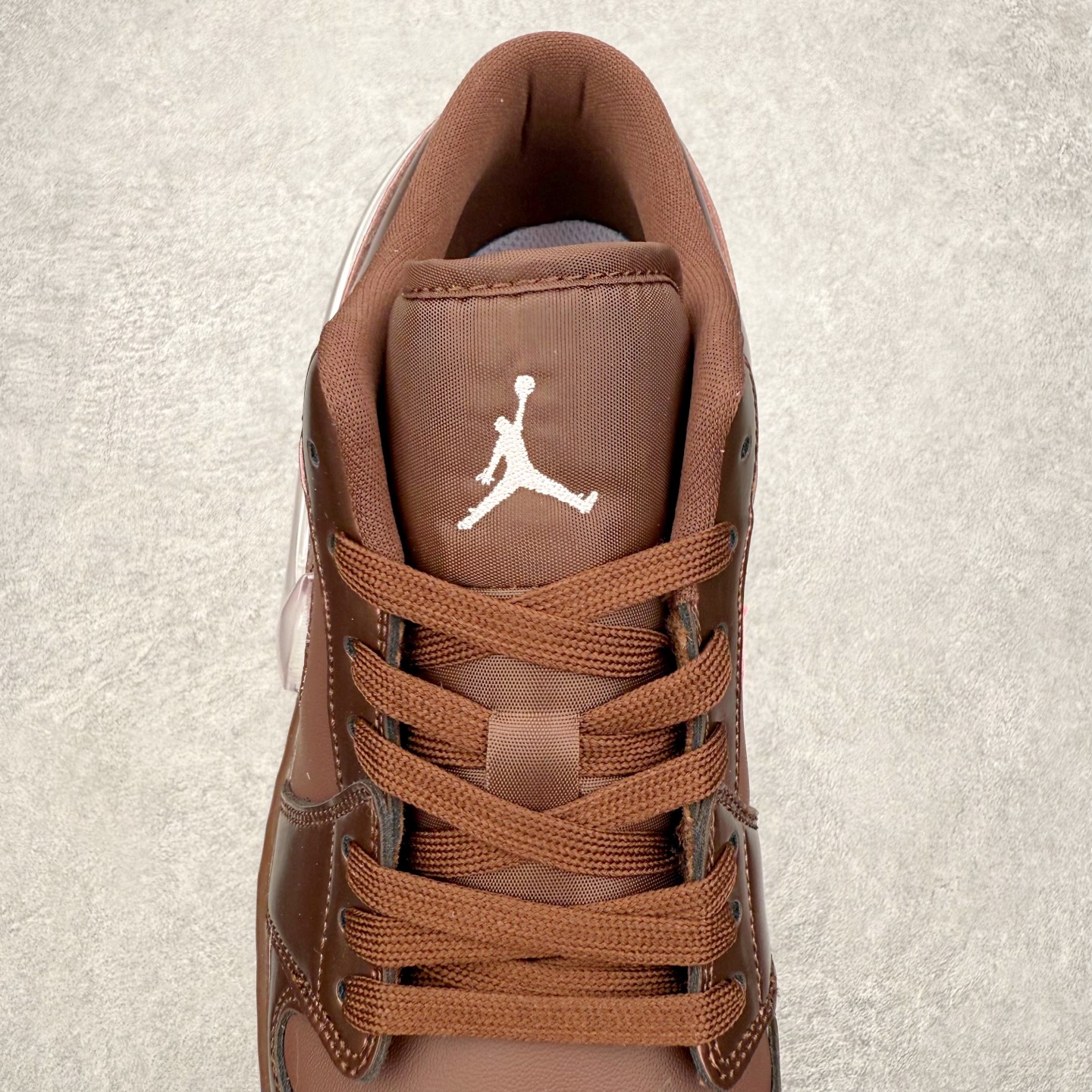 图片[5]-＃K版 Air Jordan AJ1 Low 低帮 IQ9787-262 全新流水线出品 DT版本唯一平替选择 市场第二梯队最强版 全部原鞋开发 原楦原纸板开发 全鞋电脑针车 原厂内置全掌气垫 原盒内在原标 唯一Zp原版鞋带绑法 免检产品 全新2022版型 全头层皮料 完美零毛边处理 原厂配置全掌气垫 价格定位良心 几十个配色陆续出货 实拍调校N版已经零色差零失真 百分百还原实物色彩所见即所得 不存在货不对板色差等低级问题 选购参考实物拍摄 不混卖不参货 只用心做好货严格选品 承诺混一赔十 尺码：36 36.5 37.5 38 38.5 39 40 40.5 41 42 42.5 43 44 44.5 45-选品中心