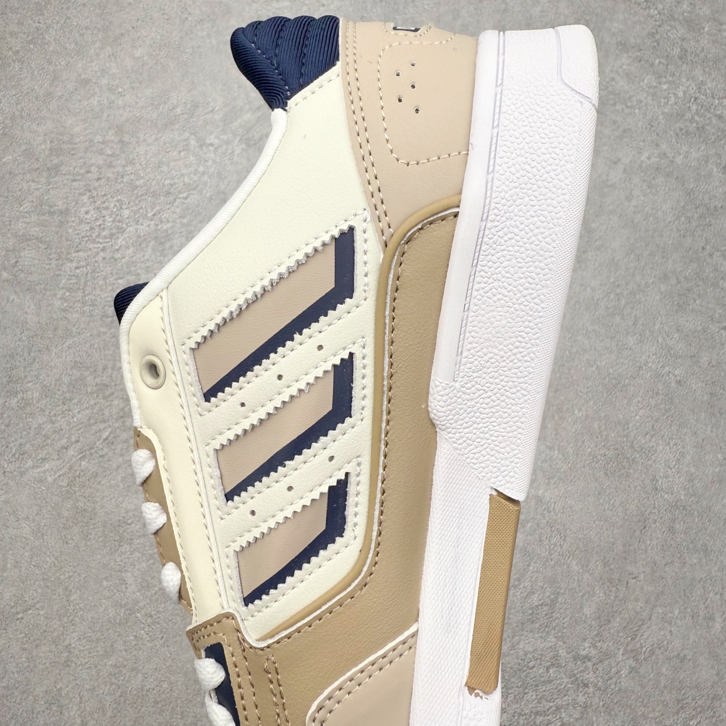 图片[7]-AD Originals 2020 DROP STEP XL三叶草新款 低帮校园休闲运动板鞋 汇聚80和90年代篮球鞋设计含纹理感皮革和绒面革混合鞋面 缀撞色细节 造型复古 搭配加衬及踝鞋领和乙烯乙酸乙烯酯(EVA)插片 脚感舒适 让复古篮球风伴你出 尺码：36 36²/₃ 37¹/₃ 38 38²/₃ 39¹/₃ 40 40²/₃ 41¹/₃ 42 42²/₃ 43¹/₃ 44 44²/₃ 45¹/₃-选品中心