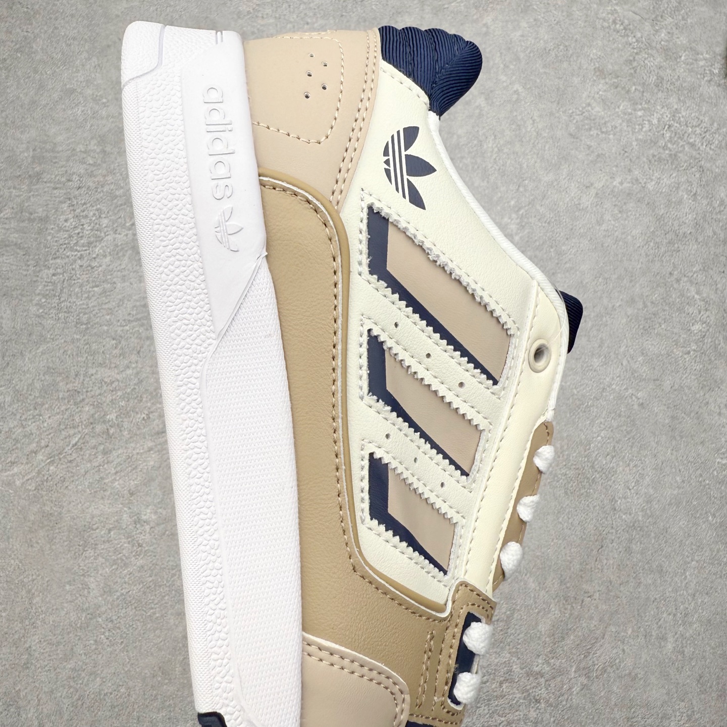 图片[6]-AD Originals 2020 DROP STEP XL三叶草新款 低帮校园休闲运动板鞋 汇聚80和90年代篮球鞋设计含纹理感皮革和绒面革混合鞋面 缀撞色细节 造型复古 搭配加衬及踝鞋领和乙烯乙酸乙烯酯(EVA)插片 脚感舒适 让复古篮球风伴你出 尺码：36 36²/₃ 37¹/₃ 38 38²/₃ 39¹/₃ 40 40²/₃ 41¹/₃ 42 42²/₃ 43¹/₃ 44 44²/₃ 45¹/₃-选品中心