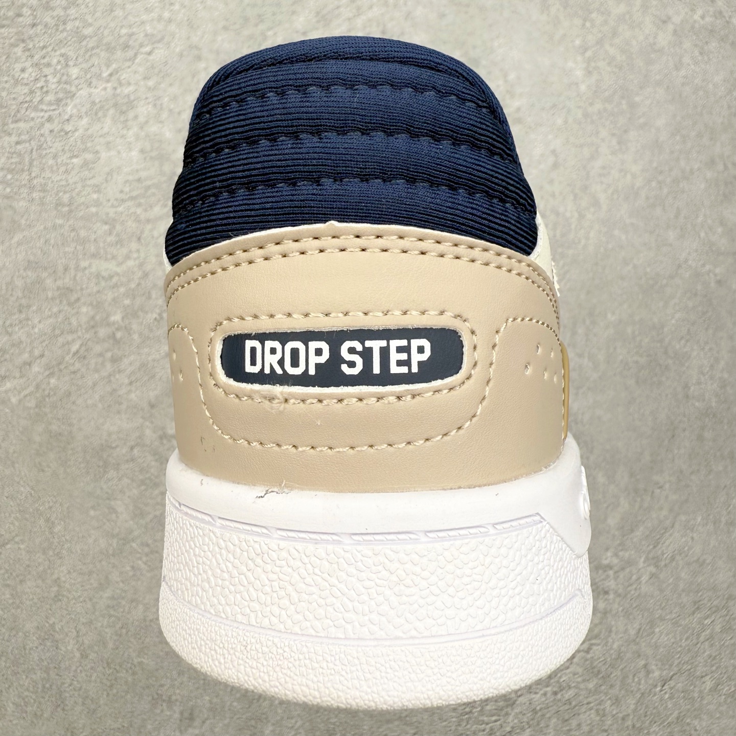 图片[8]-AD Originals 2020 DROP STEP XL三叶草新款 低帮校园休闲运动板鞋 汇聚80和90年代篮球鞋设计含纹理感皮革和绒面革混合鞋面 缀撞色细节 造型复古 搭配加衬及踝鞋领和乙烯乙酸乙烯酯(EVA)插片 脚感舒适 让复古篮球风伴你出 尺码：36 36²/₃ 37¹/₃ 38 38²/₃ 39¹/₃ 40 40²/₃ 41¹/₃ 42 42²/₃ 43¹/₃ 44 44²/₃ 45¹/₃-选品中心