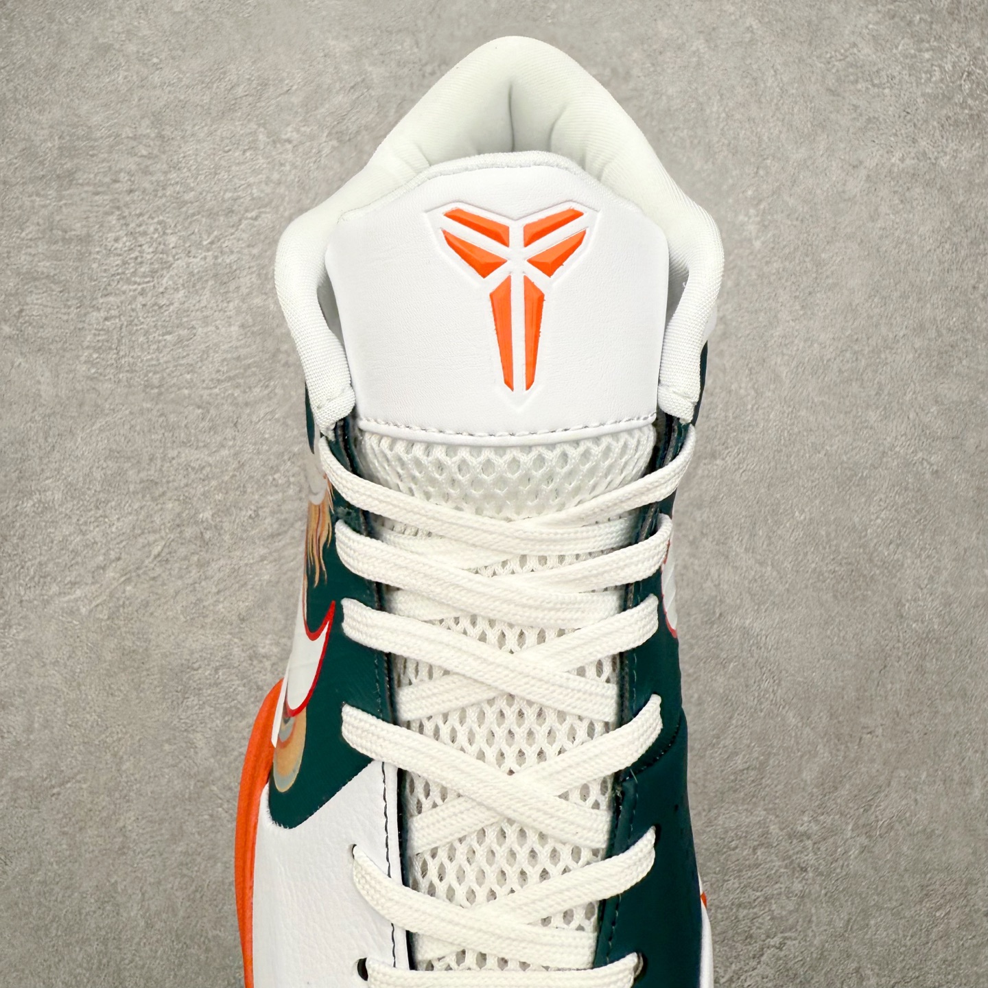 图片[5]-NK Zoom Kobe 4 Protro 科比四代实战篮球鞋 马年定制CYN配色 Eric Avar 这一次在设计中将轻盈发挥到了极致 鞋面采用了更加轻盈、更加强韧的创新的Flywire 2.0技术 球鞋重量更加轻质 重量仅为10.6盎司 内靴设计也使得穿着更加舒适 中底的配置则依日是可靠的zoom气垫和碳板的搭配 外底有个小细节令人十分喜欢 将纹路做成了心电图状 寓意科比对于篮球的喜爱 尺码：40 40.5 41 42 42.5 43 44 44.5 45 46-选品中心