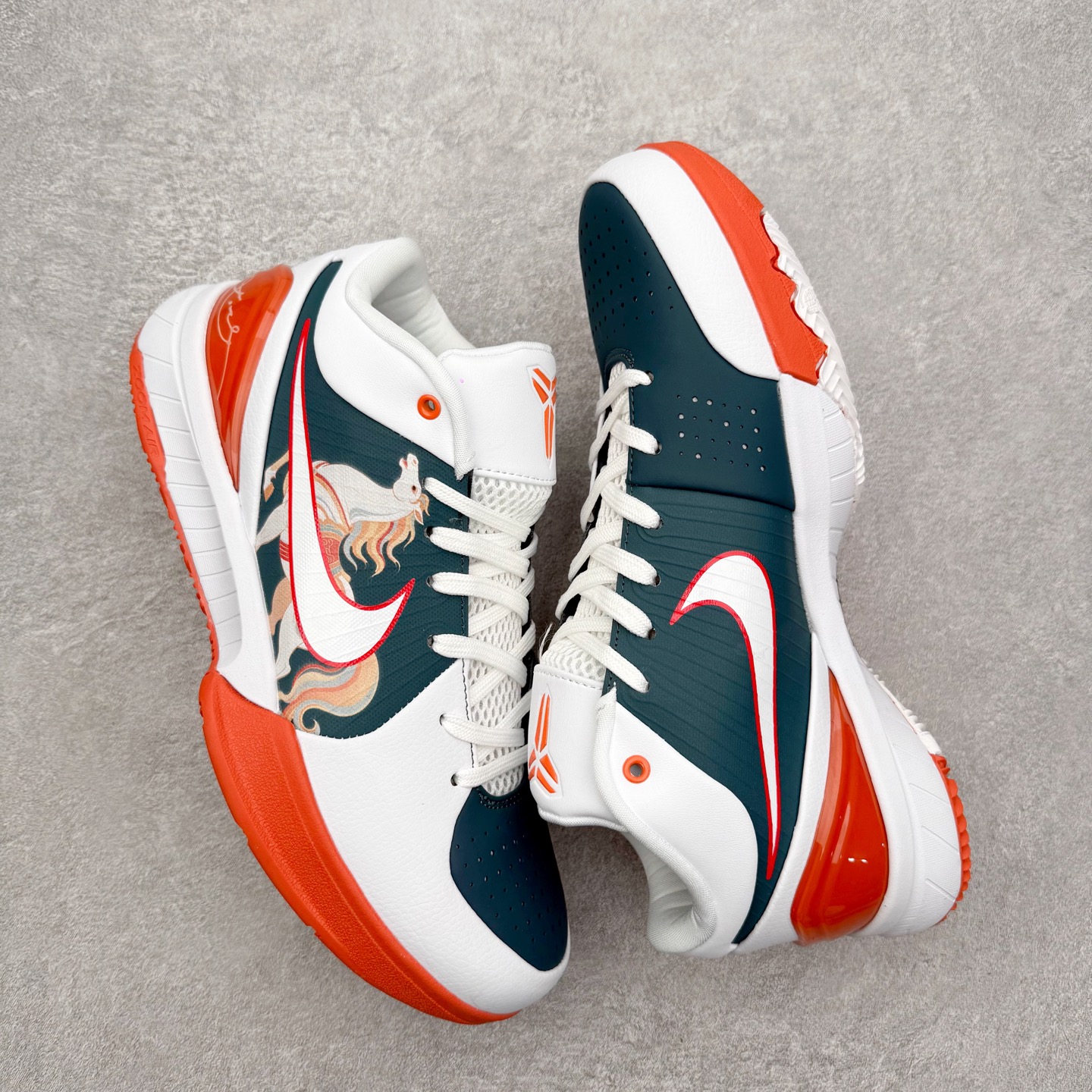 图片[3]-NK Zoom Kobe 4 Protro 科比四代实战篮球鞋 马年定制CYN配色 Eric Avar 这一次在设计中将轻盈发挥到了极致 鞋面采用了更加轻盈、更加强韧的创新的Flywire 2.0技术 球鞋重量更加轻质 重量仅为10.6盎司 内靴设计也使得穿着更加舒适 中底的配置则依日是可靠的zoom气垫和碳板的搭配 外底有个小细节令人十分喜欢 将纹路做成了心电图状 寓意科比对于篮球的喜爱 尺码：40 40.5 41 42 42.5 43 44 44.5 45 46-选品中心