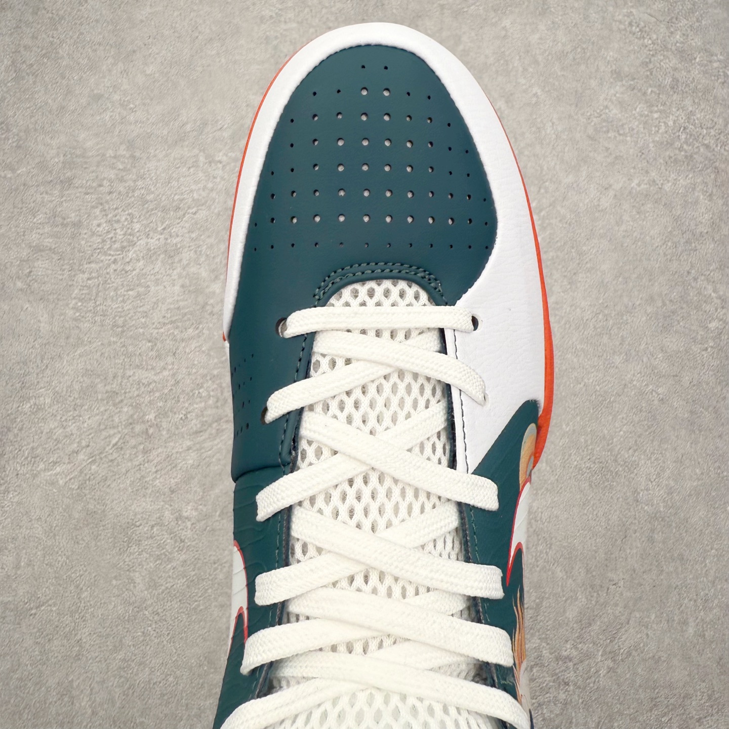 图片[4]-NK Zoom Kobe 4 Protro 科比四代实战篮球鞋 马年定制CYN配色 Eric Avar 这一次在设计中将轻盈发挥到了极致 鞋面采用了更加轻盈、更加强韧的创新的Flywire 2.0技术 球鞋重量更加轻质 重量仅为10.6盎司 内靴设计也使得穿着更加舒适 中底的配置则依日是可靠的zoom气垫和碳板的搭配 外底有个小细节令人十分喜欢 将纹路做成了心电图状 寓意科比对于篮球的喜爱 尺码：40 40.5 41 42 42.5 43 44 44.5 45 46-选品中心