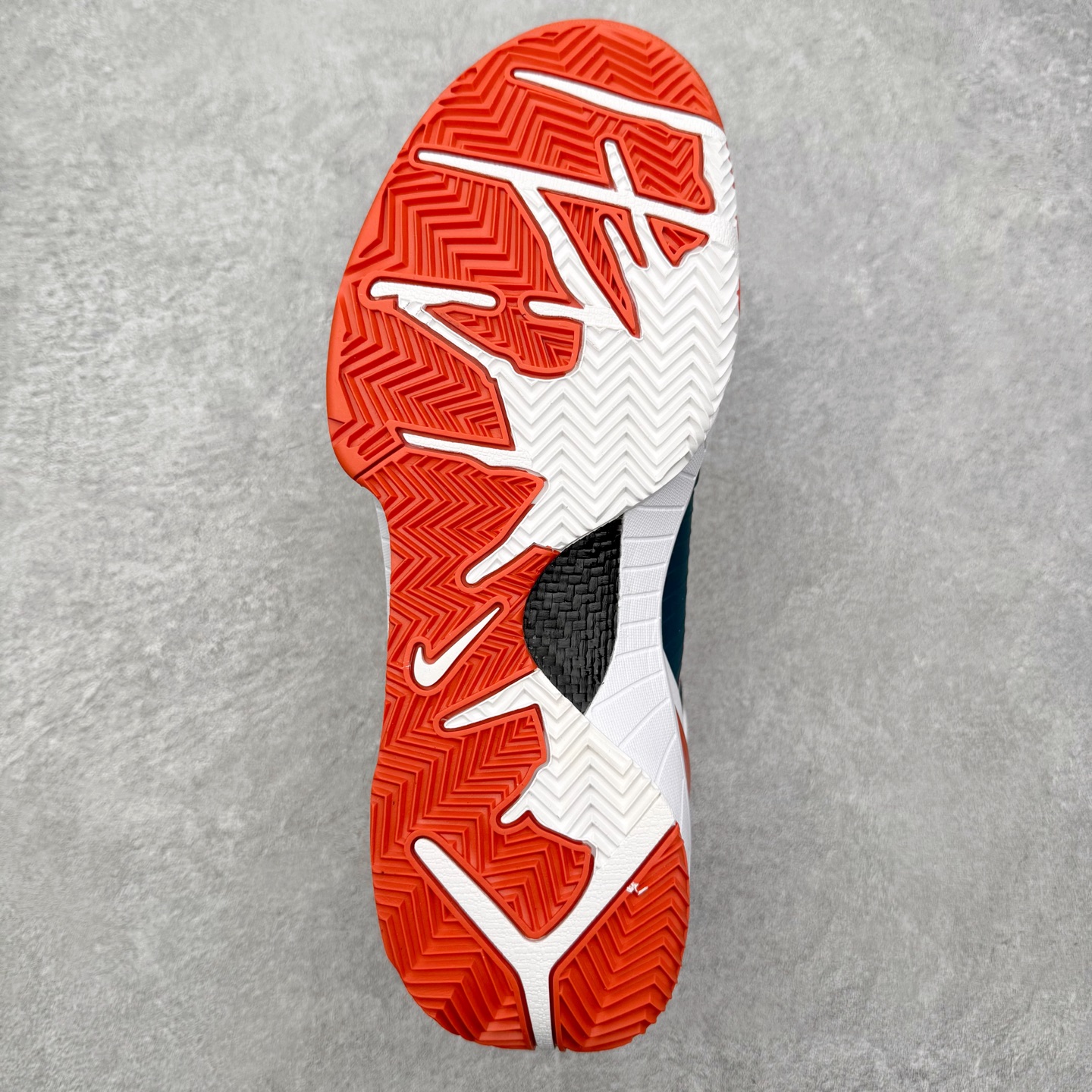 图片[9]-NK Zoom Kobe 4 Protro 科比四代实战篮球鞋 马年定制CYN配色 Eric Avar 这一次在设计中将轻盈发挥到了极致 鞋面采用了更加轻盈、更加强韧的创新的Flywire 2.0技术 球鞋重量更加轻质 重量仅为10.6盎司 内靴设计也使得穿着更加舒适 中底的配置则依日是可靠的zoom气垫和碳板的搭配 外底有个小细节令人十分喜欢 将纹路做成了心电图状 寓意科比对于篮球的喜爱 尺码：40 40.5 41 42 42.5 43 44 44.5 45 46-选品中心