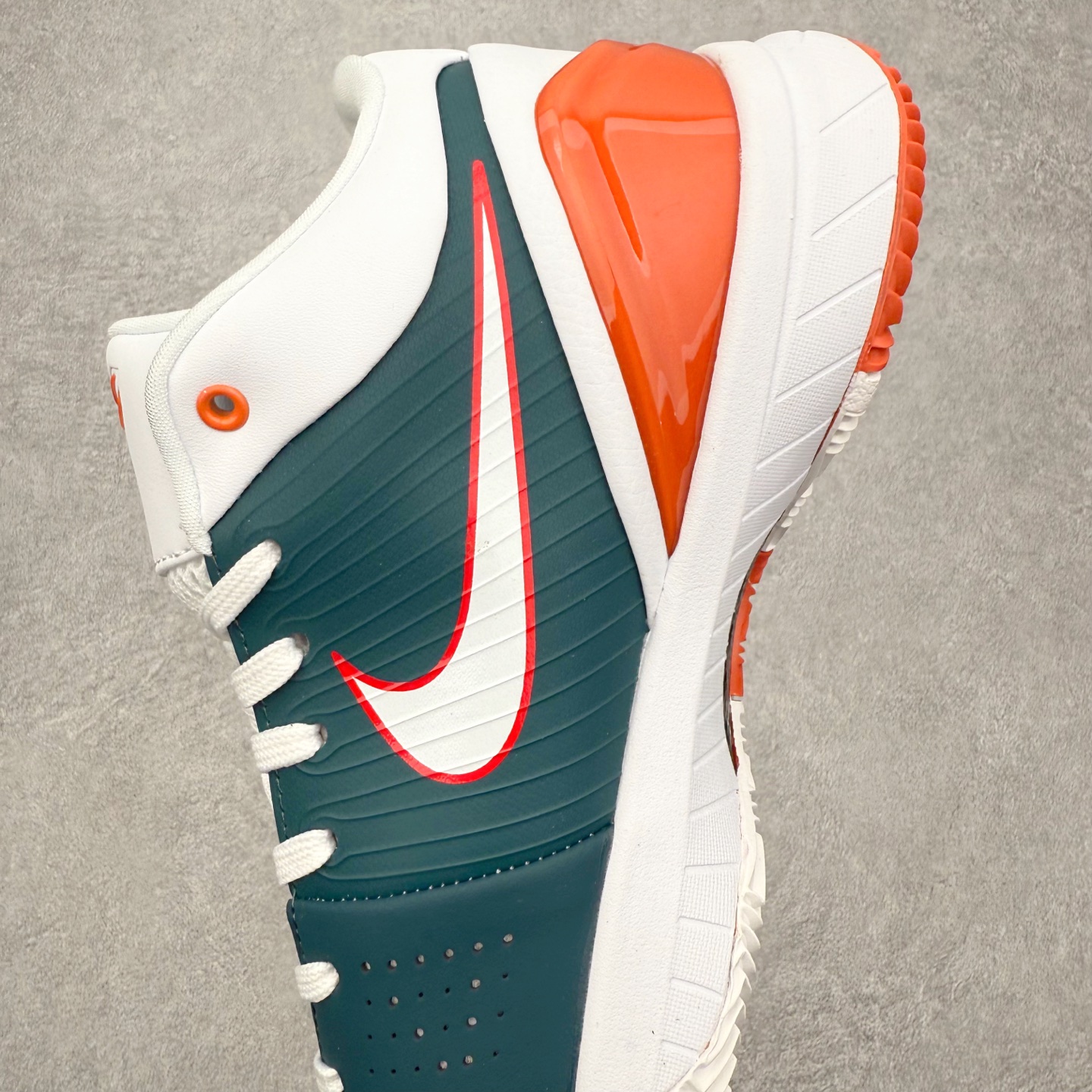 图片[7]-NK Zoom Kobe 4 Protro 科比四代实战篮球鞋 马年定制CYN配色 Eric Avar 这一次在设计中将轻盈发挥到了极致 鞋面采用了更加轻盈、更加强韧的创新的Flywire 2.0技术 球鞋重量更加轻质 重量仅为10.6盎司 内靴设计也使得穿着更加舒适 中底的配置则依日是可靠的zoom气垫和碳板的搭配 外底有个小细节令人十分喜欢 将纹路做成了心电图状 寓意科比对于篮球的喜爱 尺码：40 40.5 41 42 42.5 43 44 44.5 45 46-选品中心