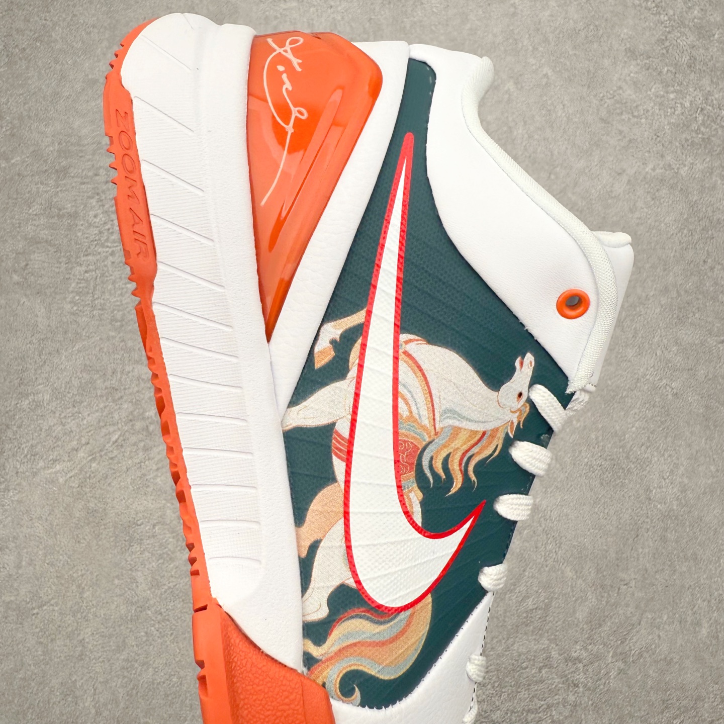 图片[6]-NK Zoom Kobe 4 Protro 科比四代实战篮球鞋 马年定制CYN配色 Eric Avar 这一次在设计中将轻盈发挥到了极致 鞋面采用了更加轻盈、更加强韧的创新的Flywire 2.0技术 球鞋重量更加轻质 重量仅为10.6盎司 内靴设计也使得穿着更加舒适 中底的配置则依日是可靠的zoom气垫和碳板的搭配 外底有个小细节令人十分喜欢 将纹路做成了心电图状 寓意科比对于篮球的喜爱 尺码：40 40.5 41 42 42.5 43 44 44.5 45 46-选品中心