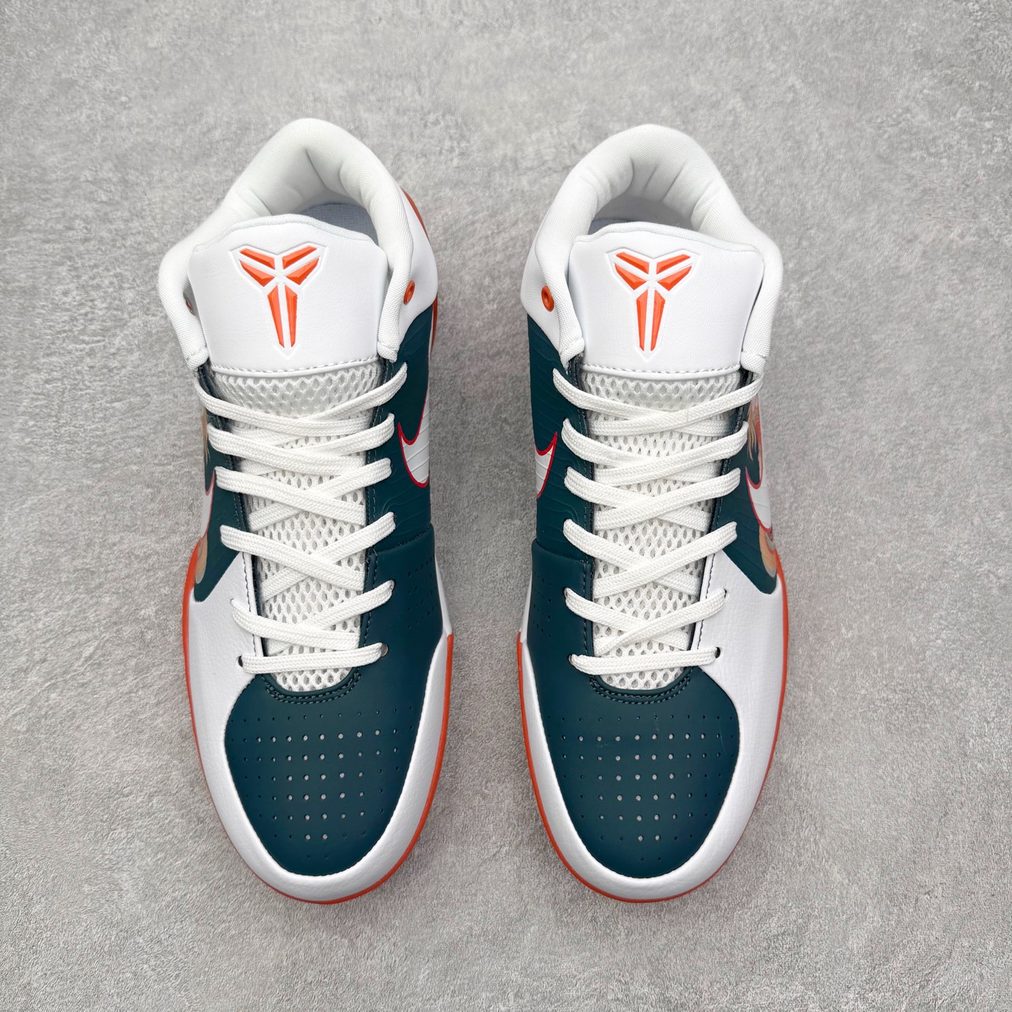 图片[2]-NK Zoom Kobe 4 Protro 科比四代实战篮球鞋 马年定制CYN配色 Eric Avar 这一次在设计中将轻盈发挥到了极致 鞋面采用了更加轻盈、更加强韧的创新的Flywire 2.0技术 球鞋重量更加轻质 重量仅为10.6盎司 内靴设计也使得穿着更加舒适 中底的配置则依日是可靠的zoom气垫和碳板的搭配 外底有个小细节令人十分喜欢 将纹路做成了心电图状 寓意科比对于篮球的喜爱 尺码：40 40.5 41 42 42.5 43 44 44.5 45 46-选品中心