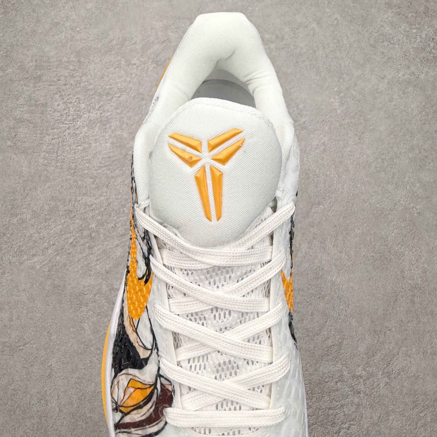 图片[5]-NK Zoom Kobe 6 Protro 科比六代实战篮球鞋 马年定制CYN配色 Eric Avar 这一次在设计中将轻盈发挥到了极致 鞋面采用了更加轻盈、更加强韧的创新的Flywire 2.0技术 球鞋重量更加轻质 重量仅为10.6盎司 内靴设计也使得穿着更加舒适 中底的配置则依日是可靠的zoom气垫和碳板的搭配 外底有个小细节令人十分喜欢 将纹路做成了心电图状 寓意科比对于篮球的喜爱 尺码：40 40.5 41 42 42.5 43 44 44.5 45 46-选品中心