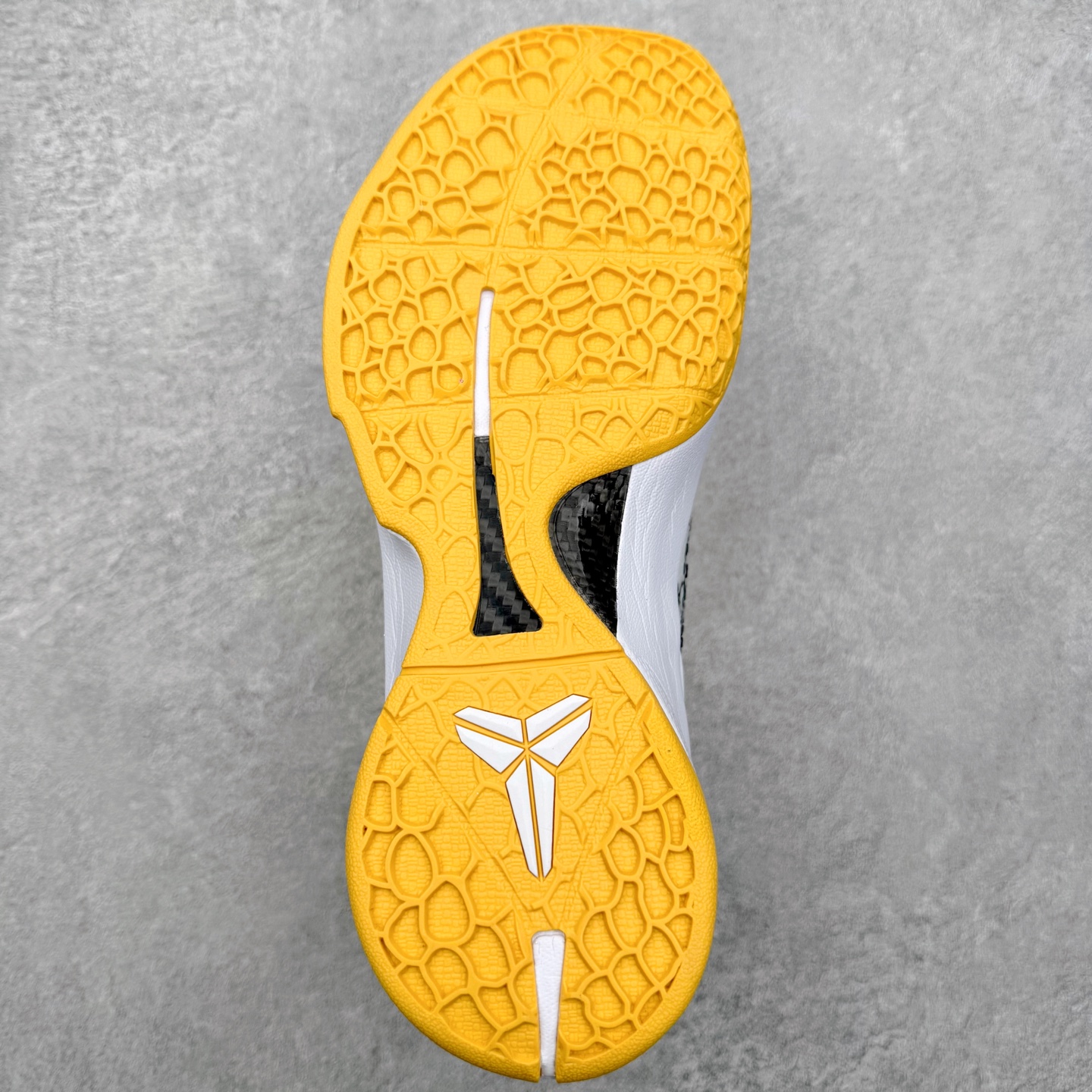 图片[9]-NK Zoom Kobe 6 Protro 科比六代实战篮球鞋 马年定制CYN配色 Eric Avar 这一次在设计中将轻盈发挥到了极致 鞋面采用了更加轻盈、更加强韧的创新的Flywire 2.0技术 球鞋重量更加轻质 重量仅为10.6盎司 内靴设计也使得穿着更加舒适 中底的配置则依日是可靠的zoom气垫和碳板的搭配 外底有个小细节令人十分喜欢 将纹路做成了心电图状 寓意科比对于篮球的喜爱 尺码：40 40.5 41 42 42.5 43 44 44.5 45 46-选品中心