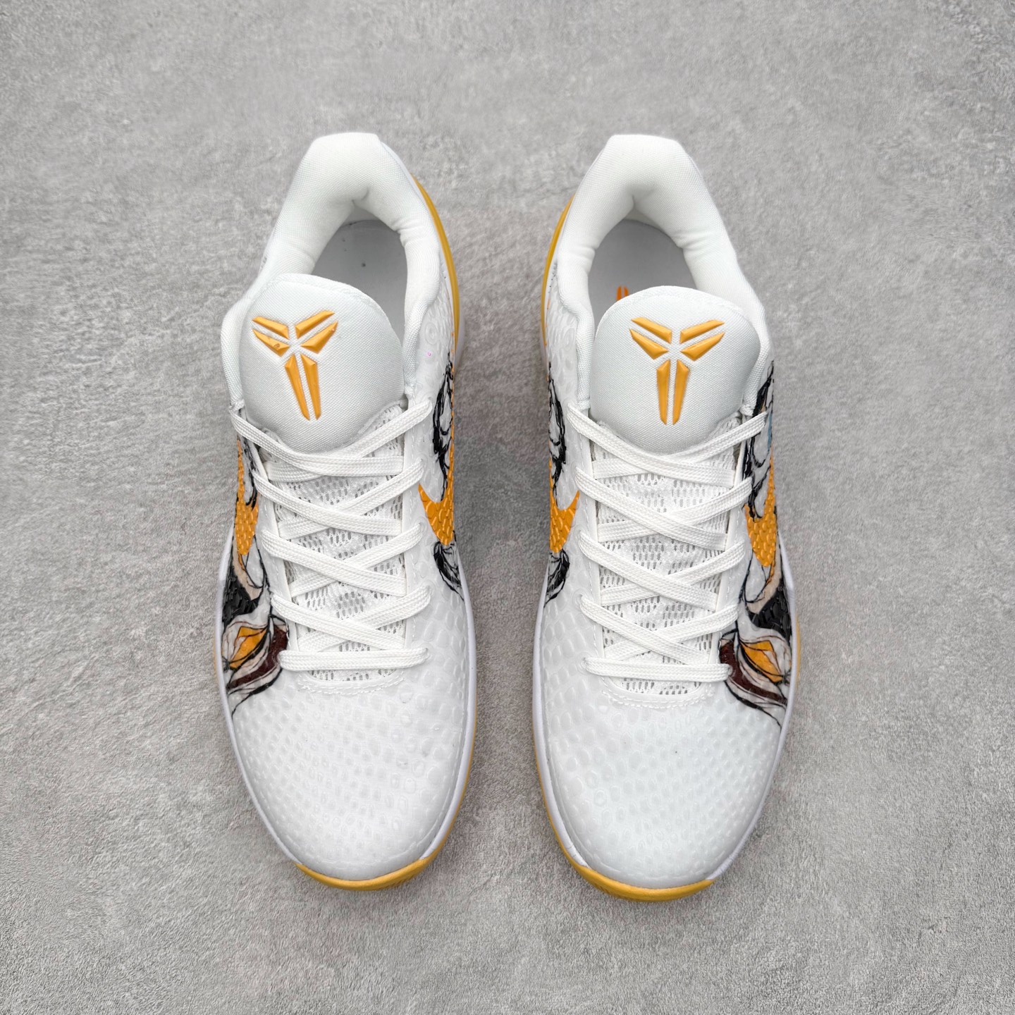 图片[2]-NK Zoom Kobe 6 Protro 科比六代实战篮球鞋 马年定制CYN配色 Eric Avar 这一次在设计中将轻盈发挥到了极致 鞋面采用了更加轻盈、更加强韧的创新的Flywire 2.0技术 球鞋重量更加轻质 重量仅为10.6盎司 内靴设计也使得穿着更加舒适 中底的配置则依日是可靠的zoom气垫和碳板的搭配 外底有个小细节令人十分喜欢 将纹路做成了心电图状 寓意科比对于篮球的喜爱 尺码：40 40.5 41 42 42.5 43 44 44.5 45 46-选品中心