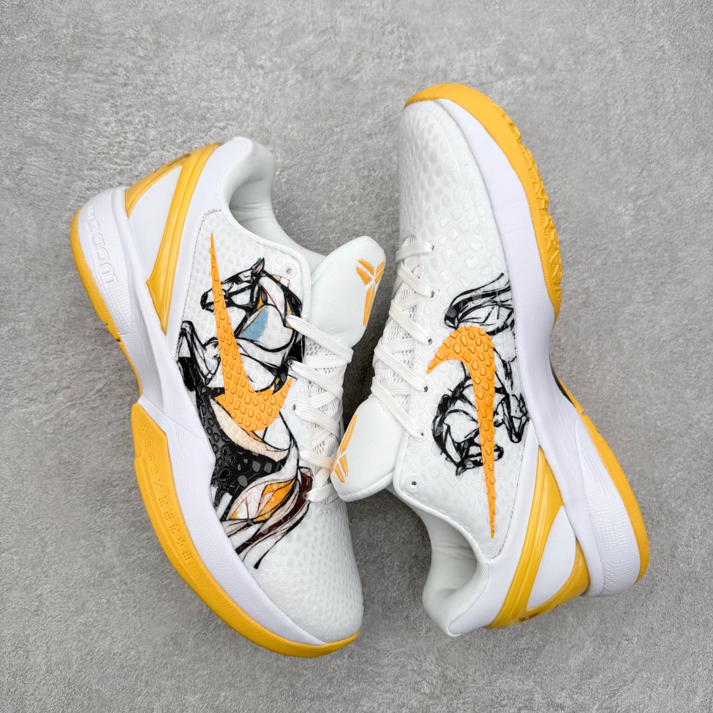 图片[3]-NK Zoom Kobe 6 Protro 科比六代实战篮球鞋 马年定制CYN配色 Eric Avar 这一次在设计中将轻盈发挥到了极致 鞋面采用了更加轻盈、更加强韧的创新的Flywire 2.0技术 球鞋重量更加轻质 重量仅为10.6盎司 内靴设计也使得穿着更加舒适 中底的配置则依日是可靠的zoom气垫和碳板的搭配 外底有个小细节令人十分喜欢 将纹路做成了心电图状 寓意科比对于篮球的喜爱 尺码：40 40.5 41 42 42.5 43 44 44.5 45 46-选品中心