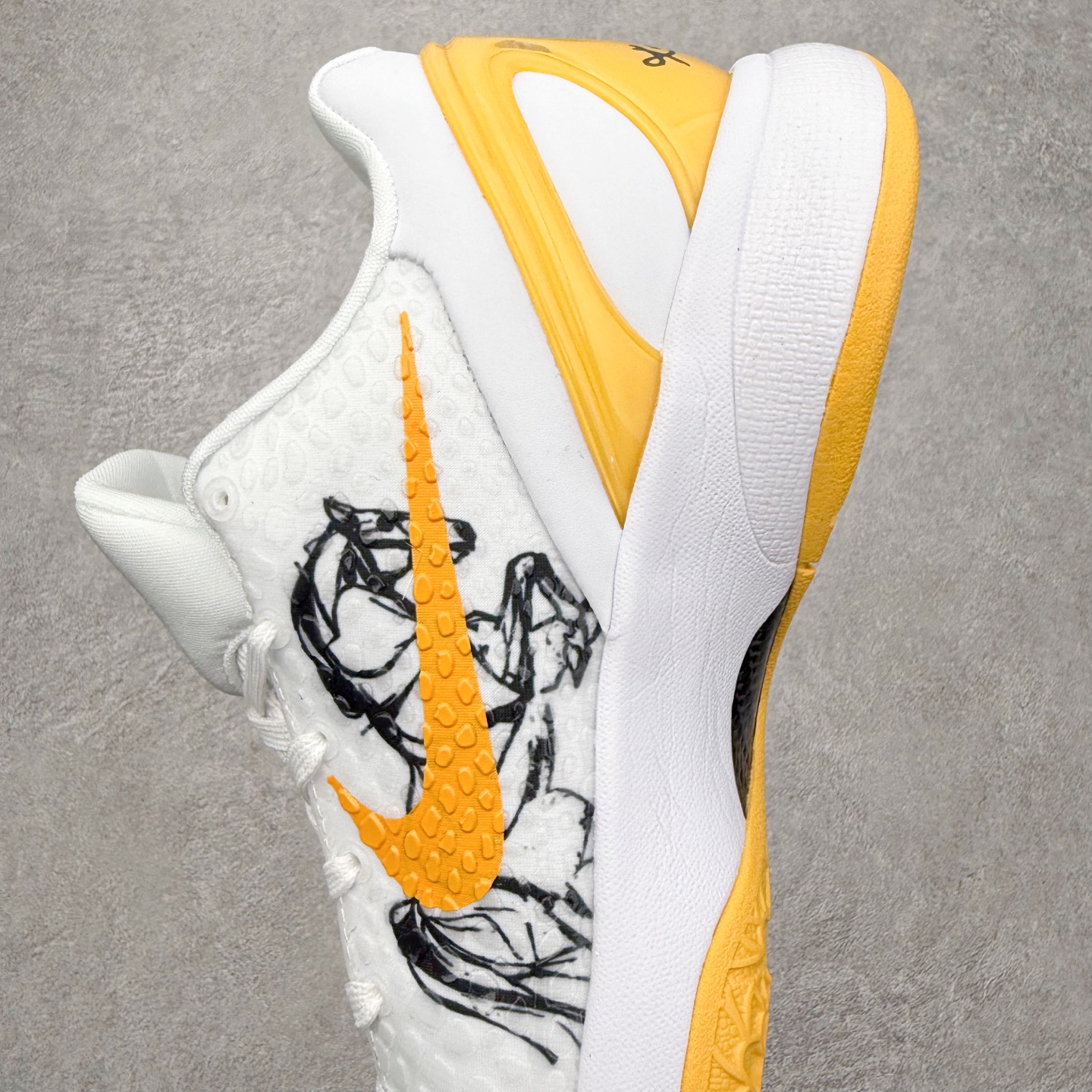 图片[7]-NK Zoom Kobe 6 Protro 科比六代实战篮球鞋 马年定制CYN配色 Eric Avar 这一次在设计中将轻盈发挥到了极致 鞋面采用了更加轻盈、更加强韧的创新的Flywire 2.0技术 球鞋重量更加轻质 重量仅为10.6盎司 内靴设计也使得穿着更加舒适 中底的配置则依日是可靠的zoom气垫和碳板的搭配 外底有个小细节令人十分喜欢 将纹路做成了心电图状 寓意科比对于篮球的喜爱 尺码：40 40.5 41 42 42.5 43 44 44.5 45 46-选品中心