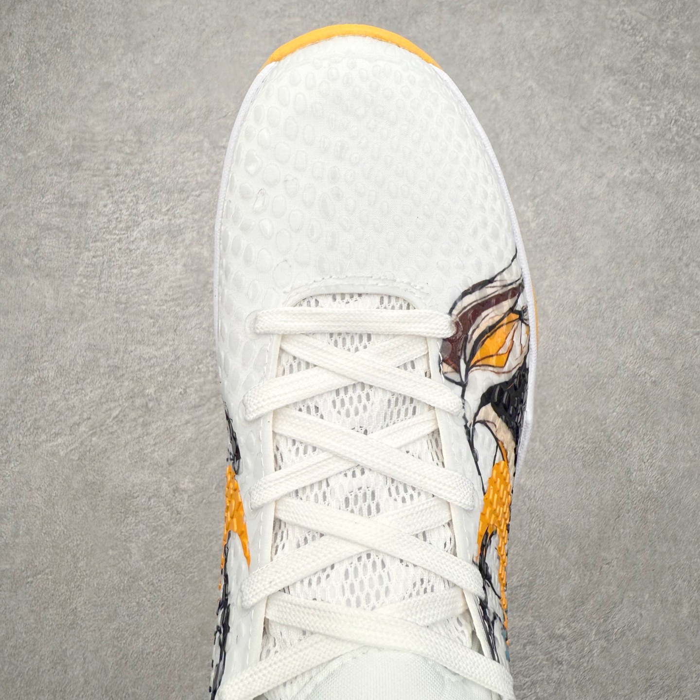 图片[4]-NK Zoom Kobe 6 Protro 科比六代实战篮球鞋 马年定制CYN配色 Eric Avar 这一次在设计中将轻盈发挥到了极致 鞋面采用了更加轻盈、更加强韧的创新的Flywire 2.0技术 球鞋重量更加轻质 重量仅为10.6盎司 内靴设计也使得穿着更加舒适 中底的配置则依日是可靠的zoom气垫和碳板的搭配 外底有个小细节令人十分喜欢 将纹路做成了心电图状 寓意科比对于篮球的喜爱 尺码：40 40.5 41 42 42.5 43 44 44.5 45 46-选品中心