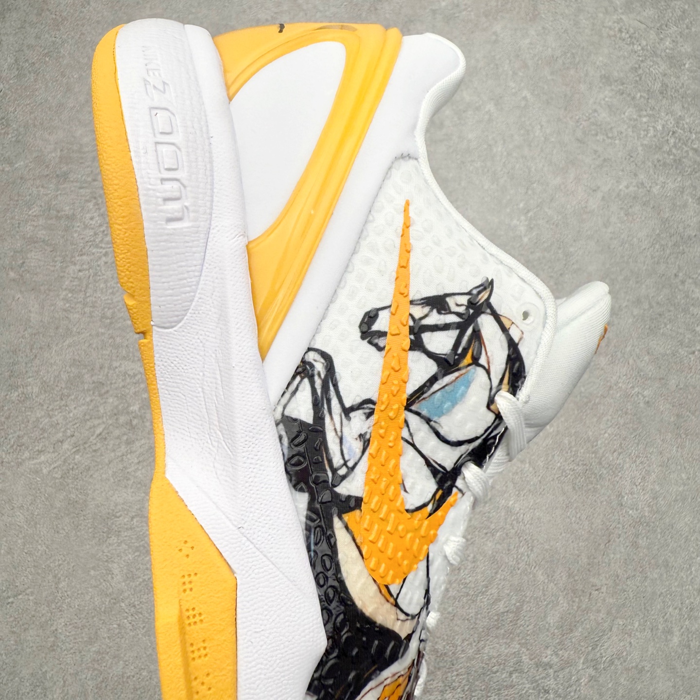 图片[6]-NK Zoom Kobe 6 Protro 科比六代实战篮球鞋 马年定制CYN配色 Eric Avar 这一次在设计中将轻盈发挥到了极致 鞋面采用了更加轻盈、更加强韧的创新的Flywire 2.0技术 球鞋重量更加轻质 重量仅为10.6盎司 内靴设计也使得穿着更加舒适 中底的配置则依日是可靠的zoom气垫和碳板的搭配 外底有个小细节令人十分喜欢 将纹路做成了心电图状 寓意科比对于篮球的喜爱 尺码：40 40.5 41 42 42.5 43 44 44.5 45 46-选品中心