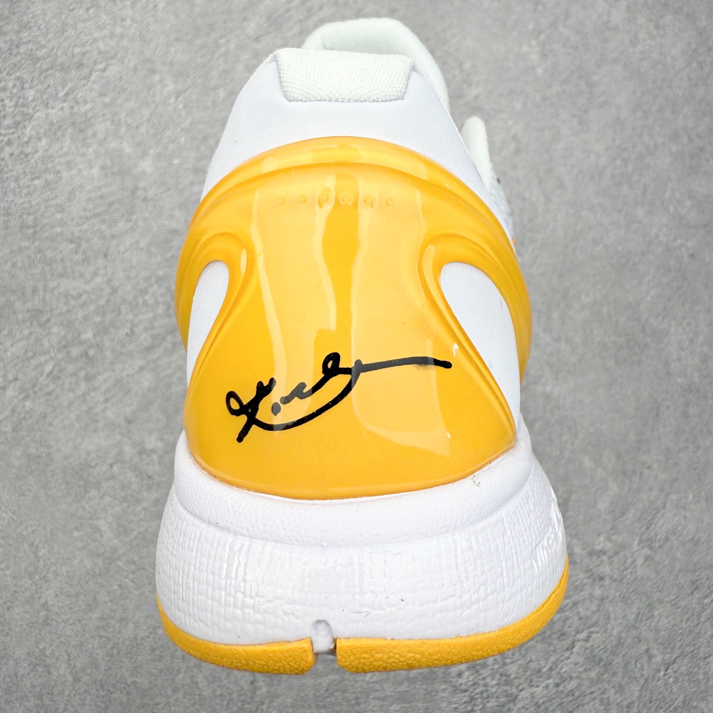 图片[8]-NK Zoom Kobe 6 Protro 科比六代实战篮球鞋 马年定制CYN配色 Eric Avar 这一次在设计中将轻盈发挥到了极致 鞋面采用了更加轻盈、更加强韧的创新的Flywire 2.0技术 球鞋重量更加轻质 重量仅为10.6盎司 内靴设计也使得穿着更加舒适 中底的配置则依日是可靠的zoom气垫和碳板的搭配 外底有个小细节令人十分喜欢 将纹路做成了心电图状 寓意科比对于篮球的喜爱 尺码：40 40.5 41 42 42.5 43 44 44.5 45 46-选品中心