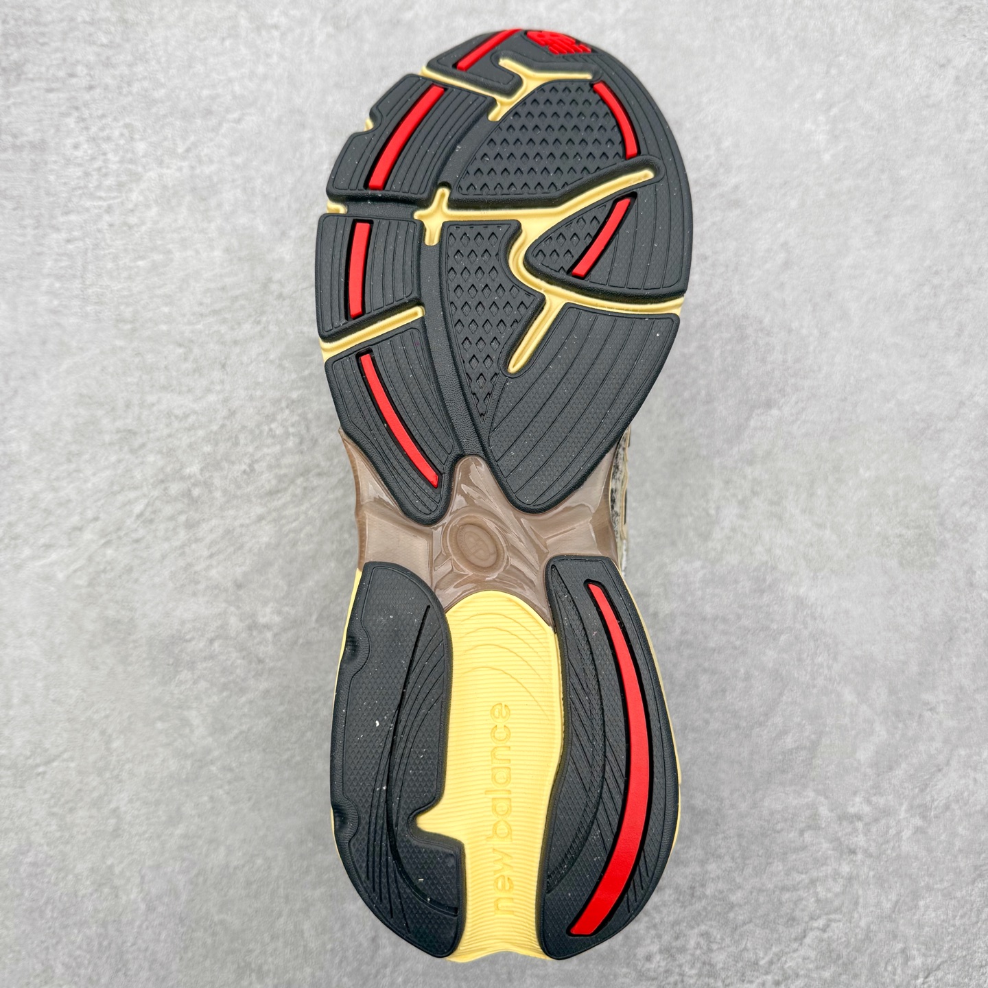 图片[9]-New Balance NB2010系列新百伦经典复古休闲运动板鞋 以ENCAP中底配以升级版 N-ERGY缓震物料 鞋面则采用特色的柔软麂皮搭以NewBalance经典的尼龙网布 低调中还原跑鞋本真 更年轻化的设计理念与材质 让新世代青年得以用全新视角体验经典鞋款的传奇魅力尺码：36 37 37.5 38 38.5 39.5 40 40.5 41.5 42 42.5 43 44 45-选品中心